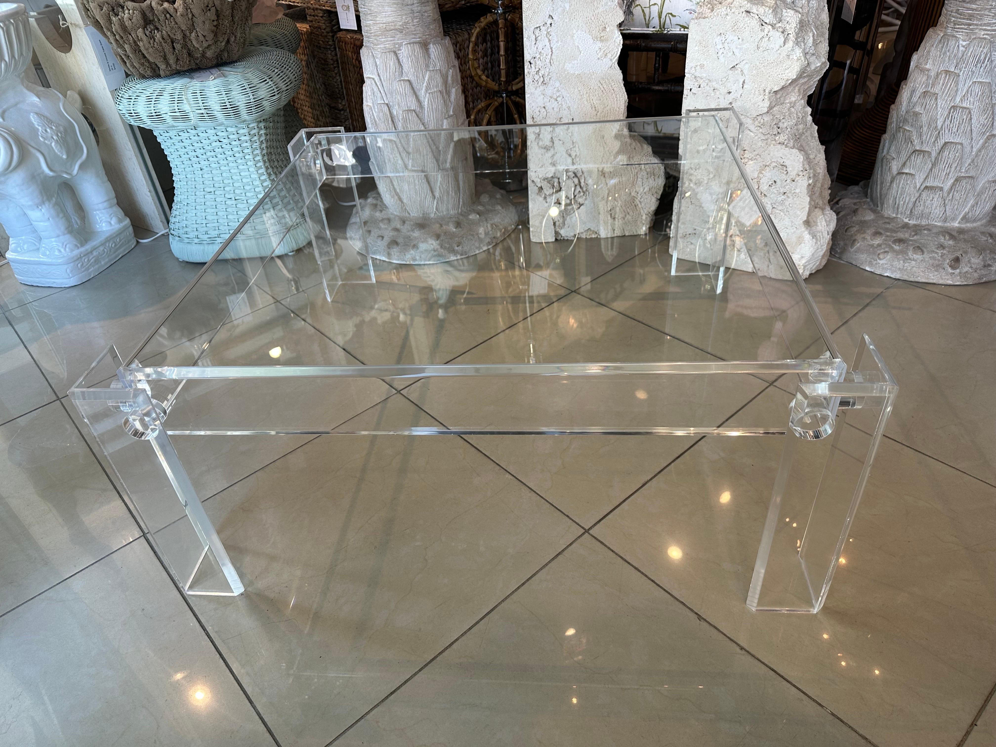 Table basse carrée de cocktail en lucite des années 1970 avec plateau en verre encastré en vente 5