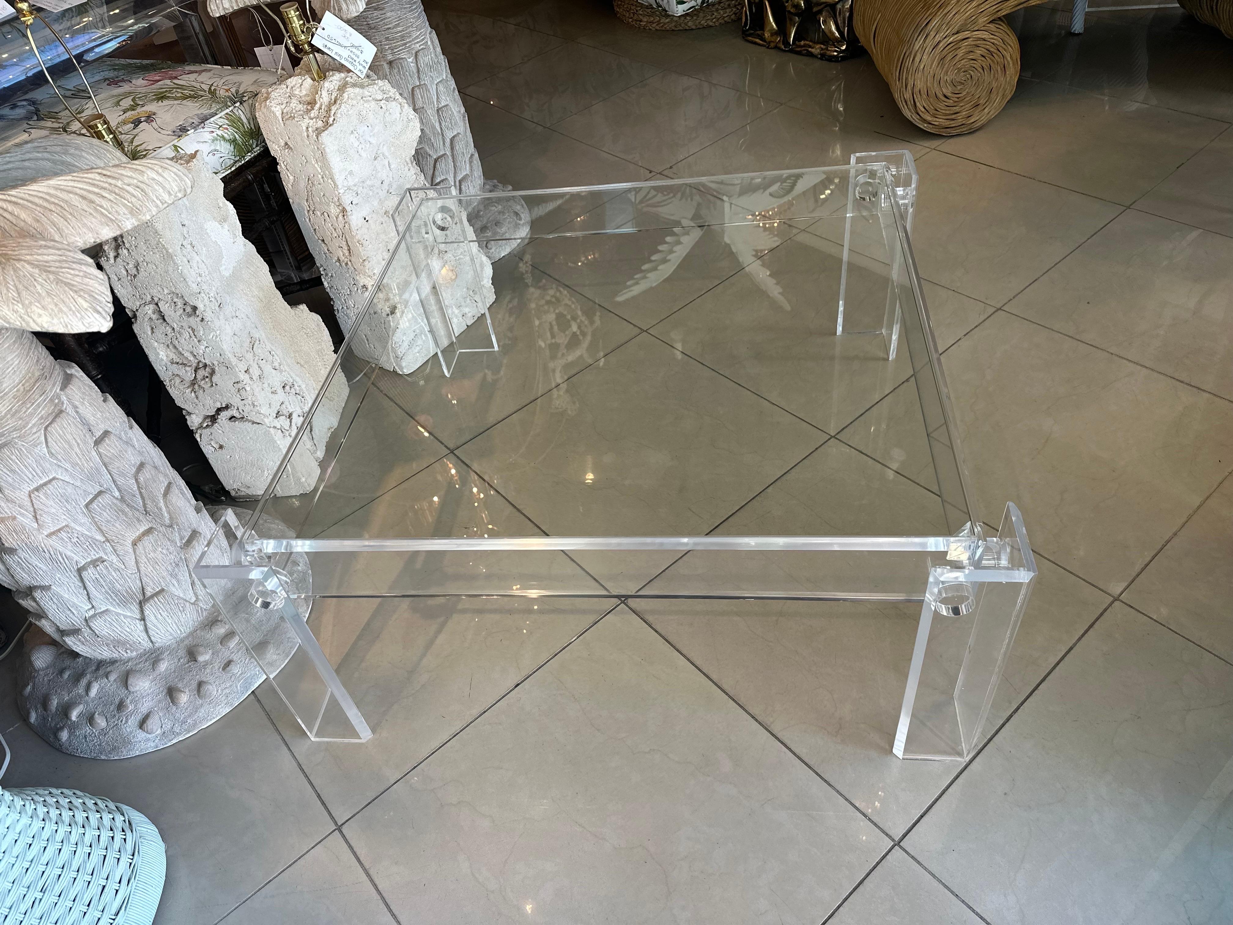 Table basse carrée de cocktail en lucite des années 1970 avec plateau en verre encastré en vente 6