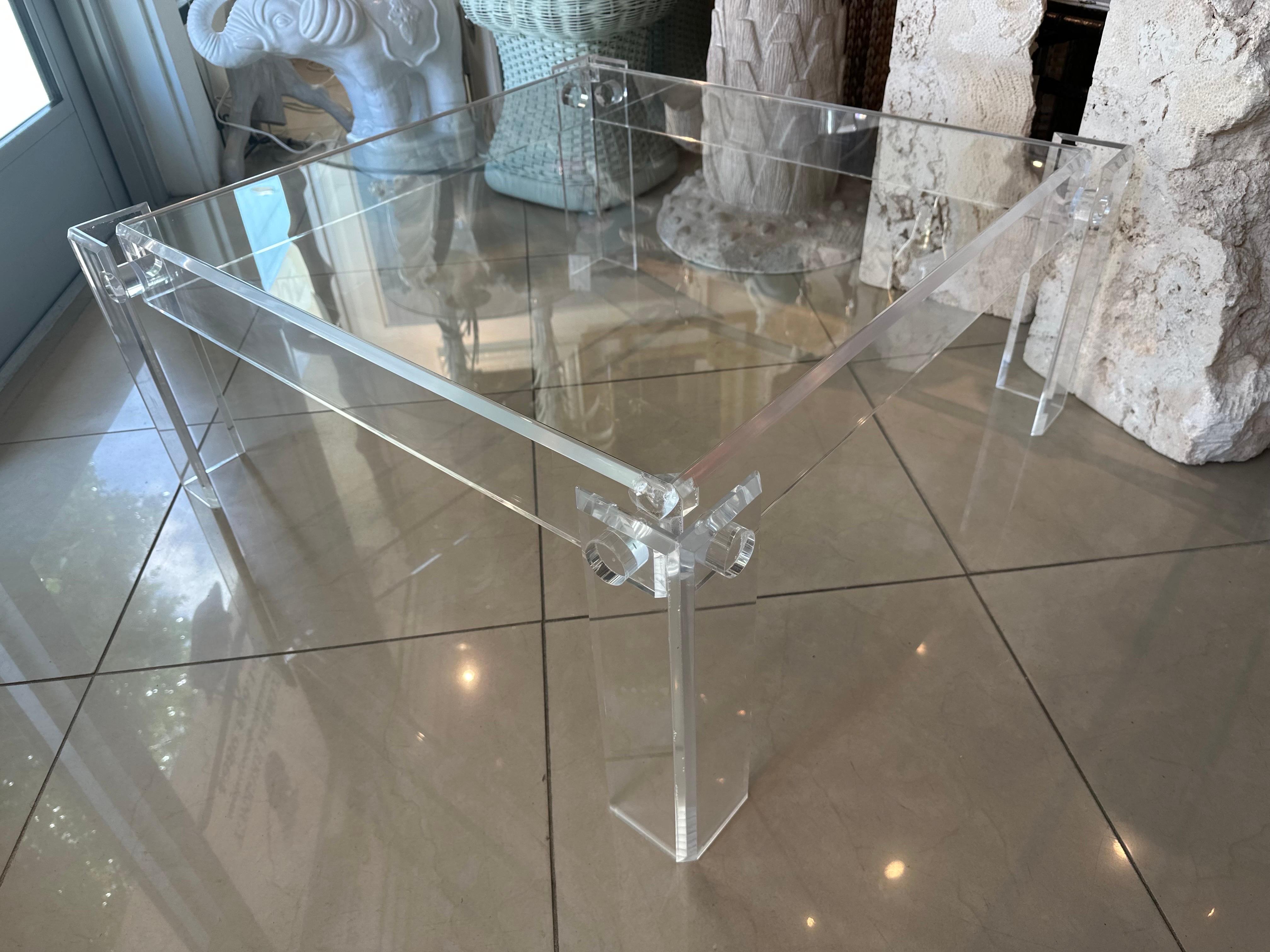 Mid-Century Modern Table basse carrée de cocktail en lucite des années 1970 avec plateau en verre encastré en vente