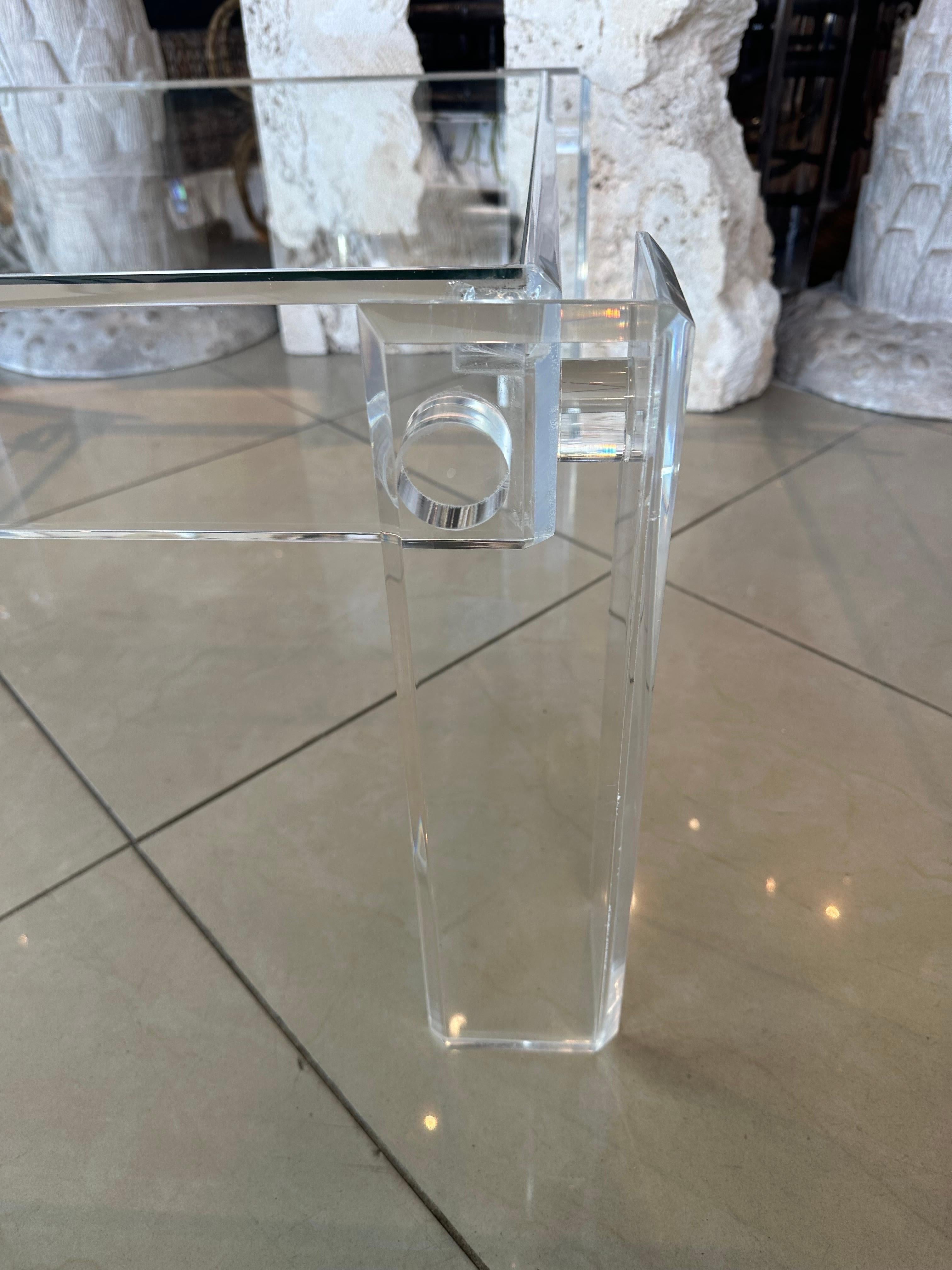 Américain Table basse carrée de cocktail en lucite des années 1970 avec plateau en verre encastré en vente