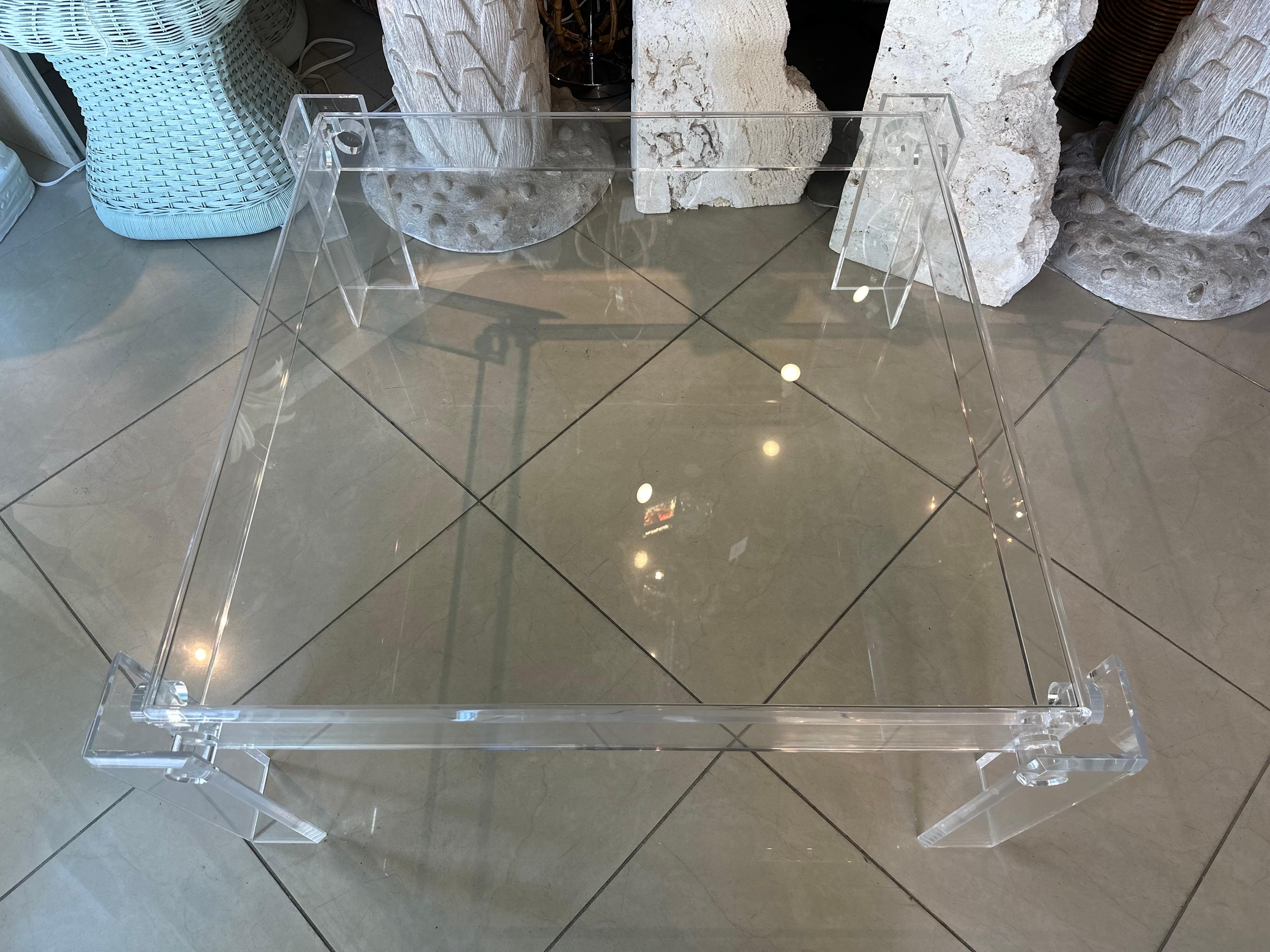 Table basse carrée de cocktail en lucite des années 1970 avec plateau en verre encastré Bon état - En vente à West Palm Beach, FL