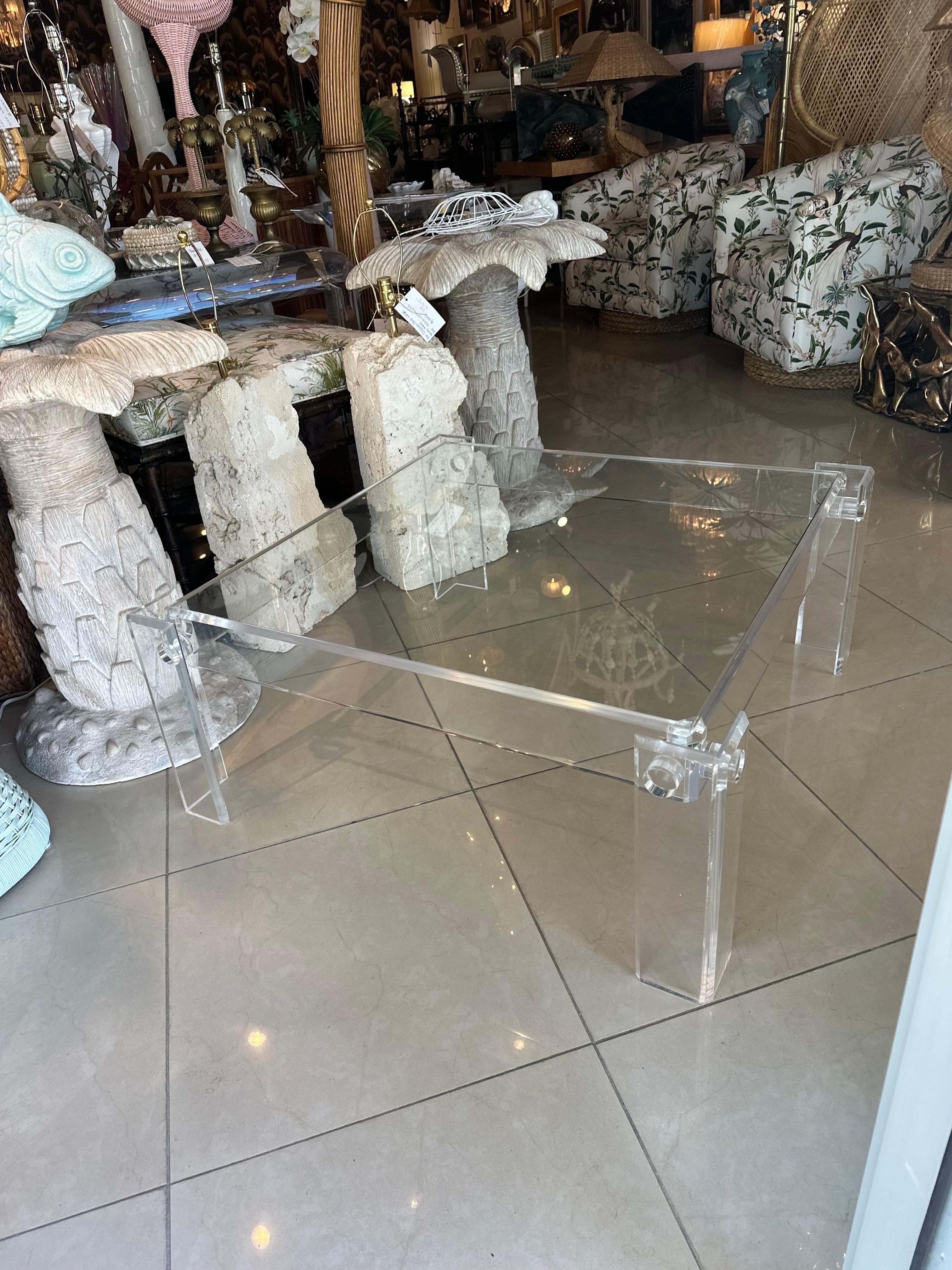Fin du 20e siècle Table basse carrée de cocktail en lucite des années 1970 avec plateau en verre encastré en vente