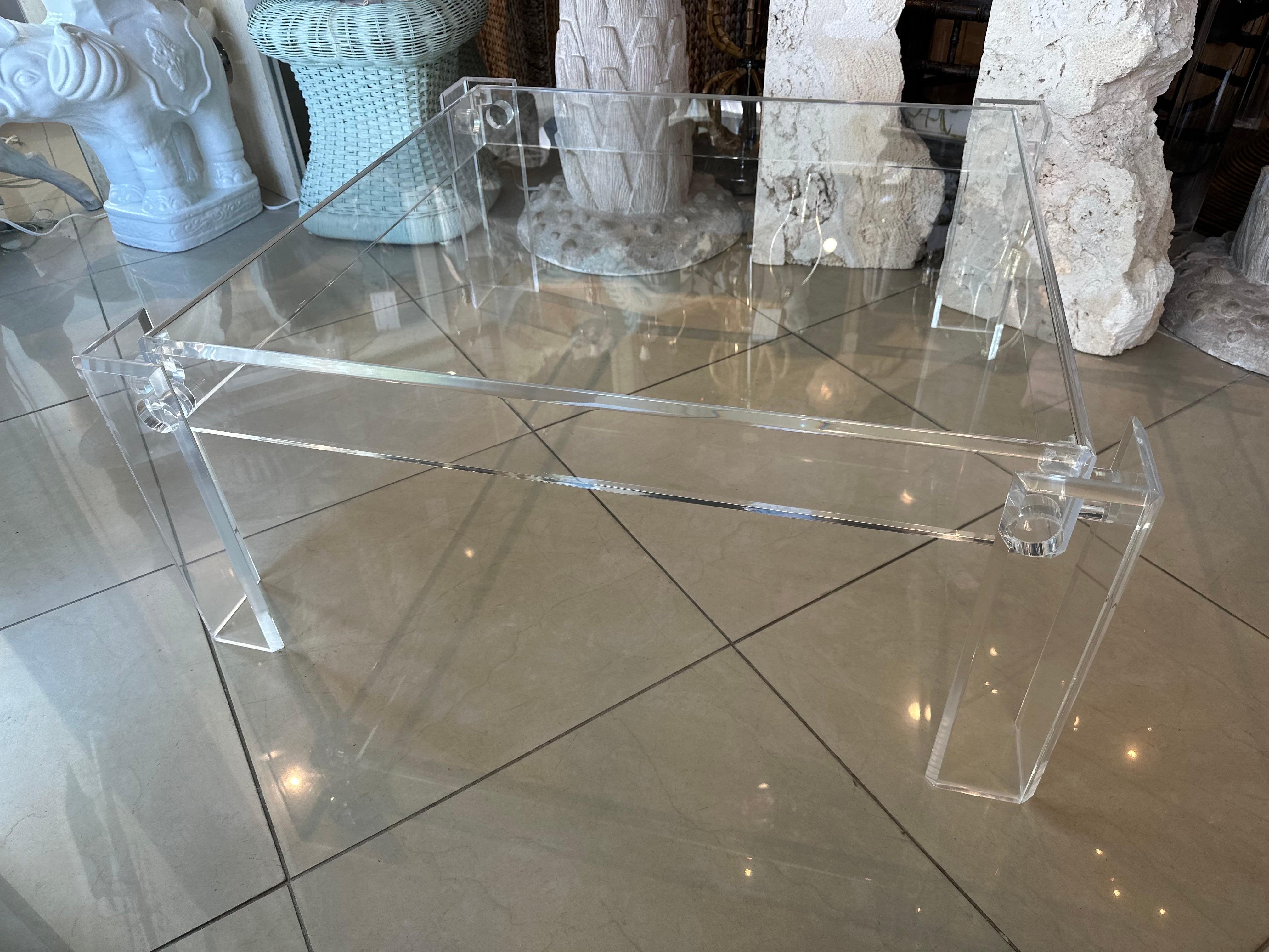 Verre Table basse carrée de cocktail en lucite des années 1970 avec plateau en verre encastré en vente