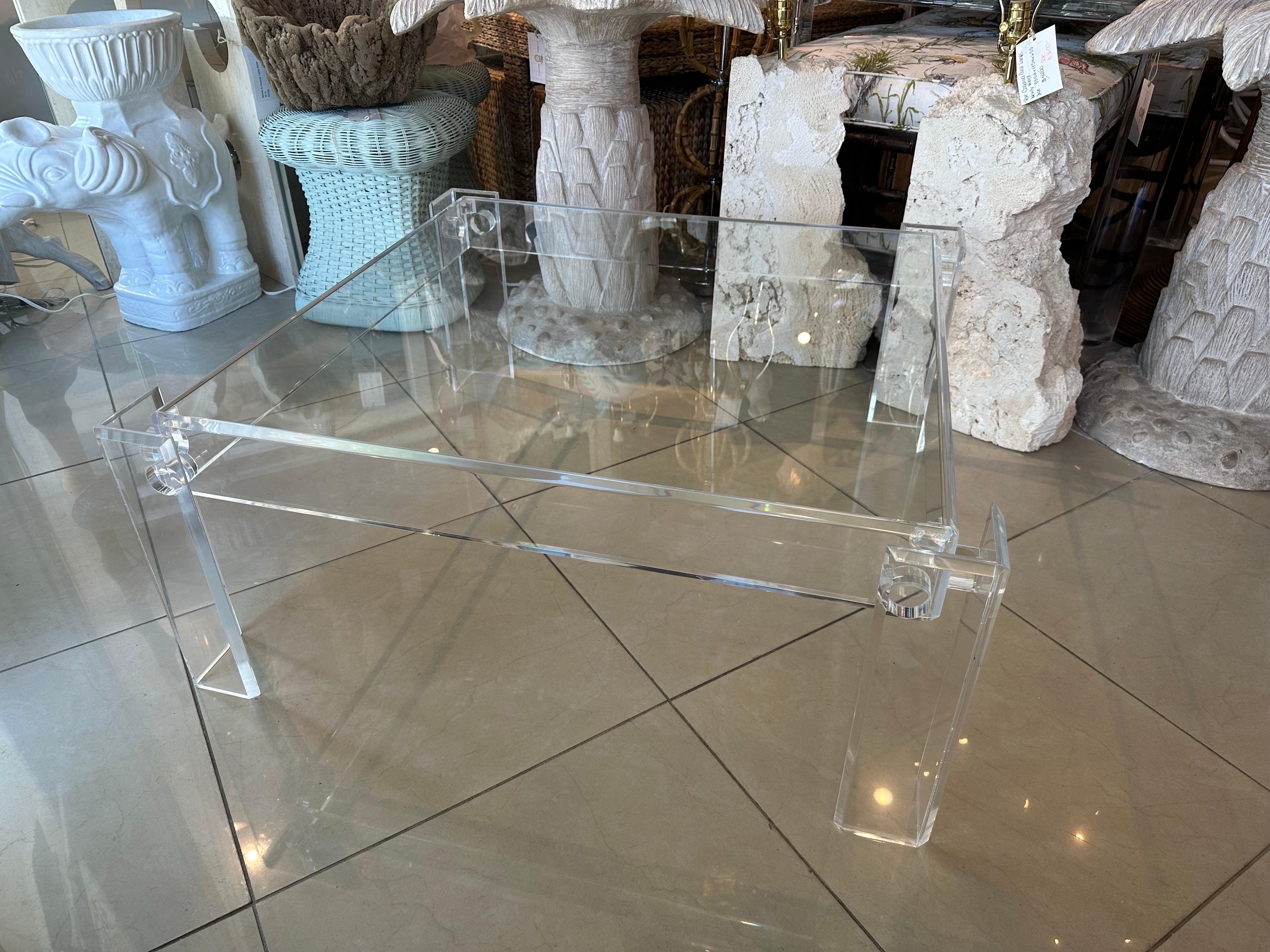 Table basse carrée de cocktail en lucite des années 1970 avec plateau en verre encastré en vente 1