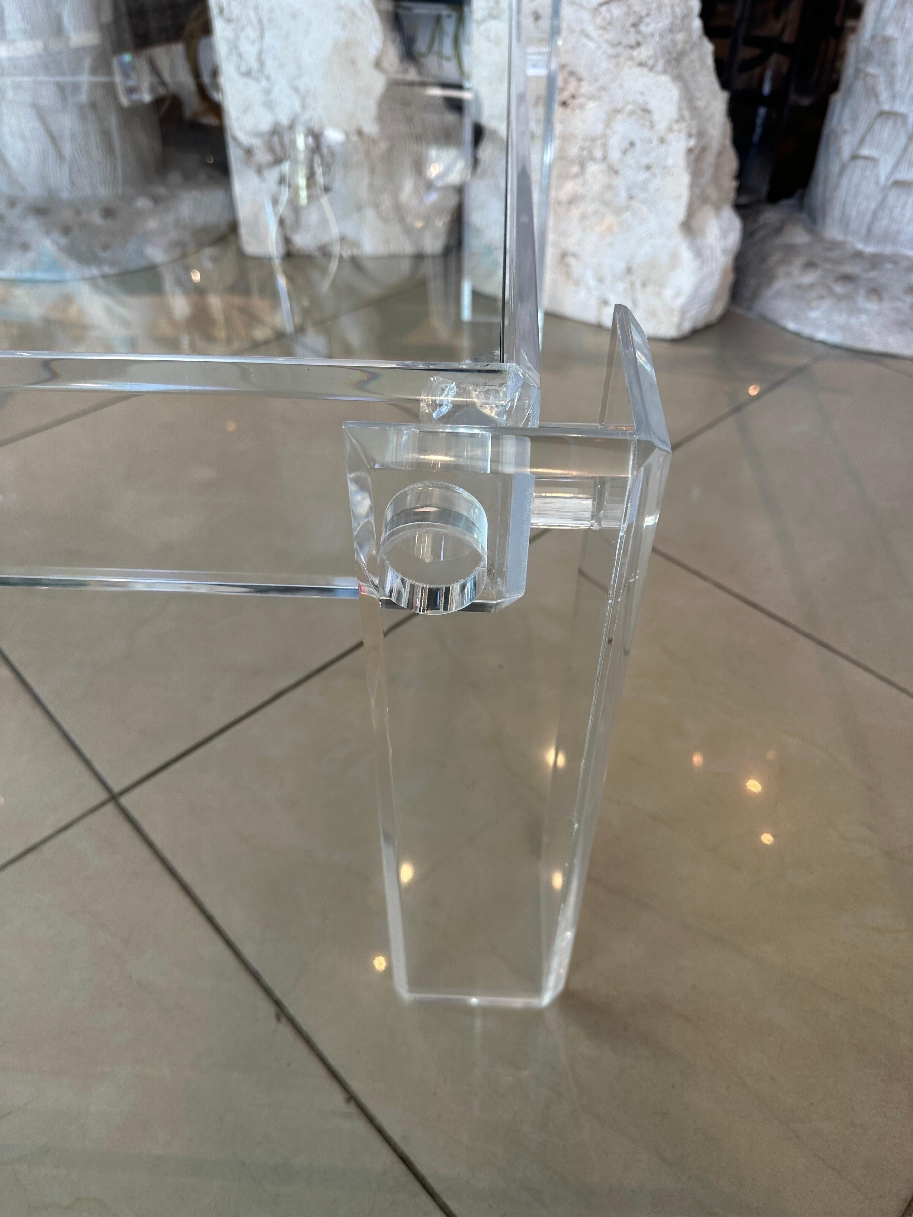 Table basse carrée de cocktail en lucite des années 1970 avec plateau en verre encastré en vente 2