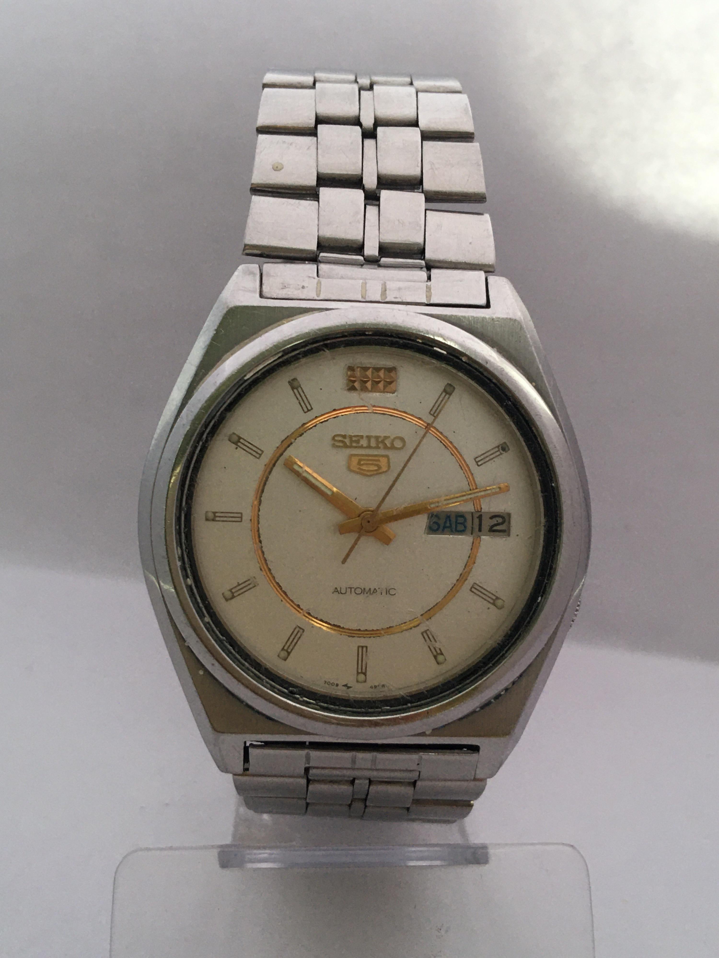 Vintage 1970s Stainless Steel Seiko 5 Automatic Gents Watch For Sale 3