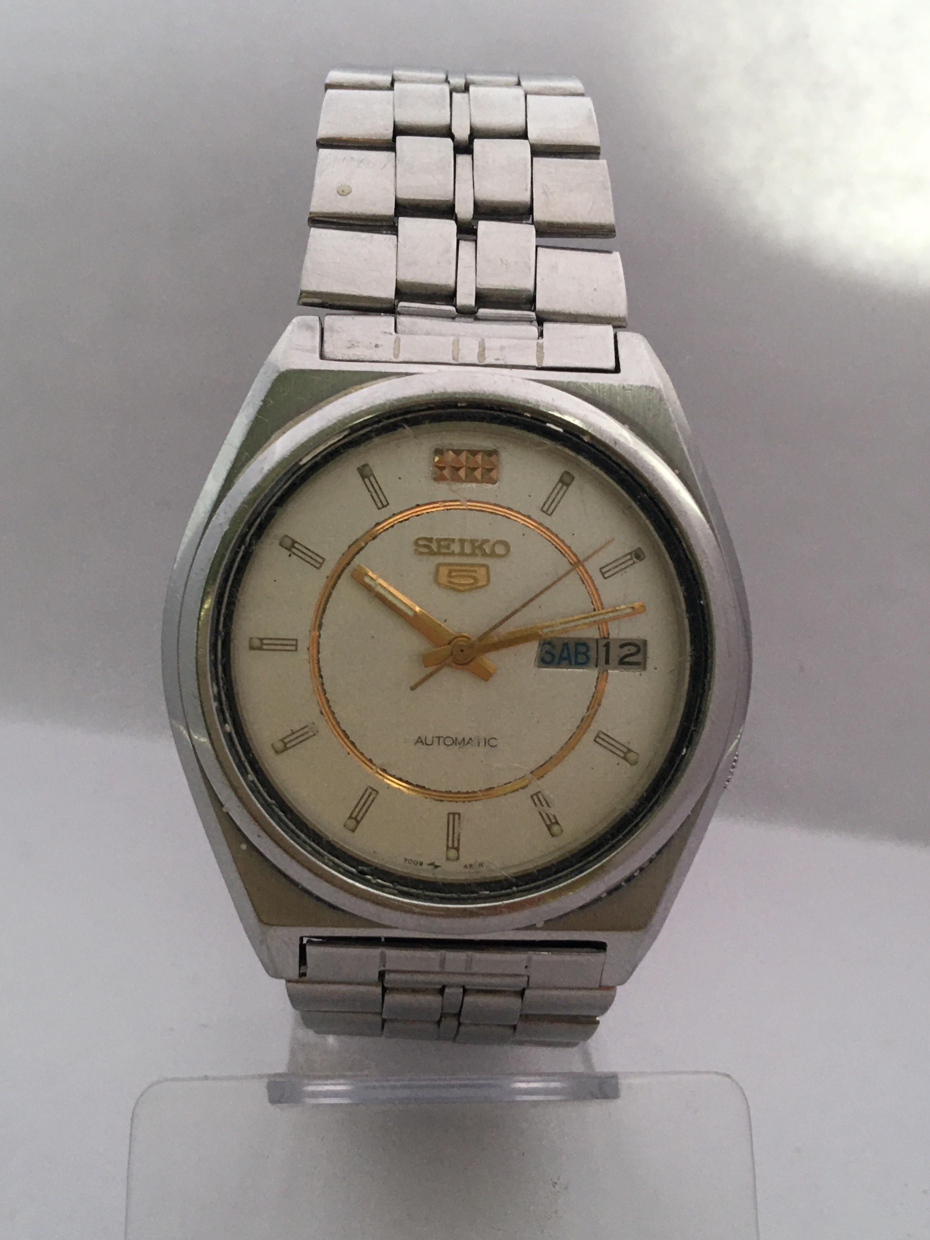 Vintage 1970s Stainless Steel Seiko 5 Automatic Gents Watch In Good Condition For Sale In Carlisle, GB