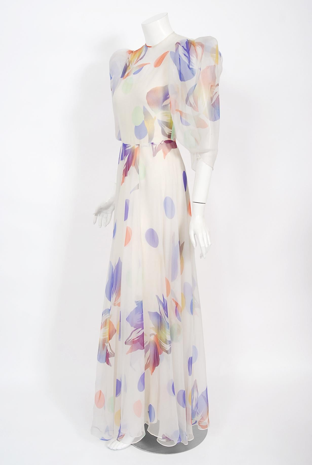 Gris Stavropoulos Couture - Robe vintage à manches bouffantes en soie à imprimé floral coloré, années 1970 en vente