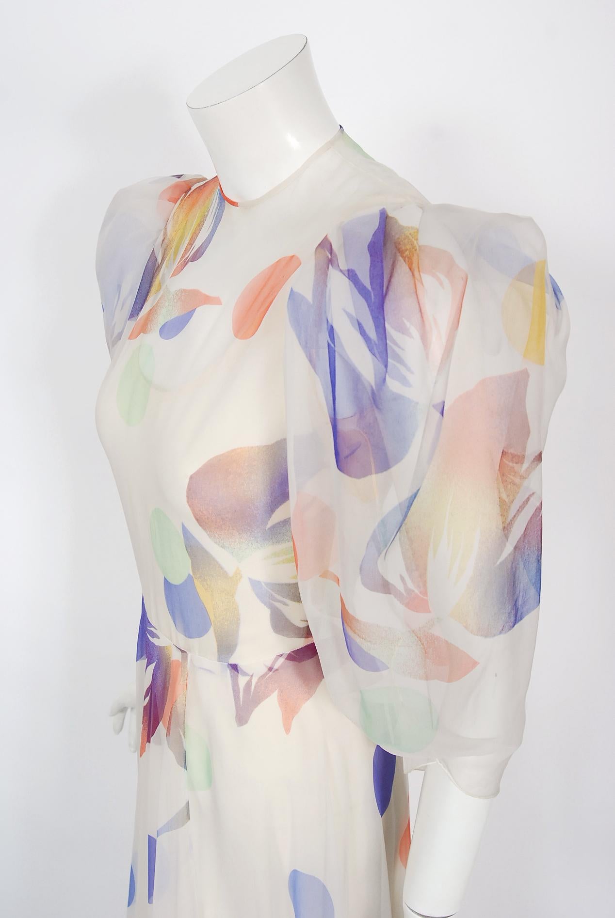 Stavropoulos Couture - Robe vintage à manches bouffantes en soie à imprimé floral coloré, années 1970 Bon état - En vente à Beverly Hills, CA