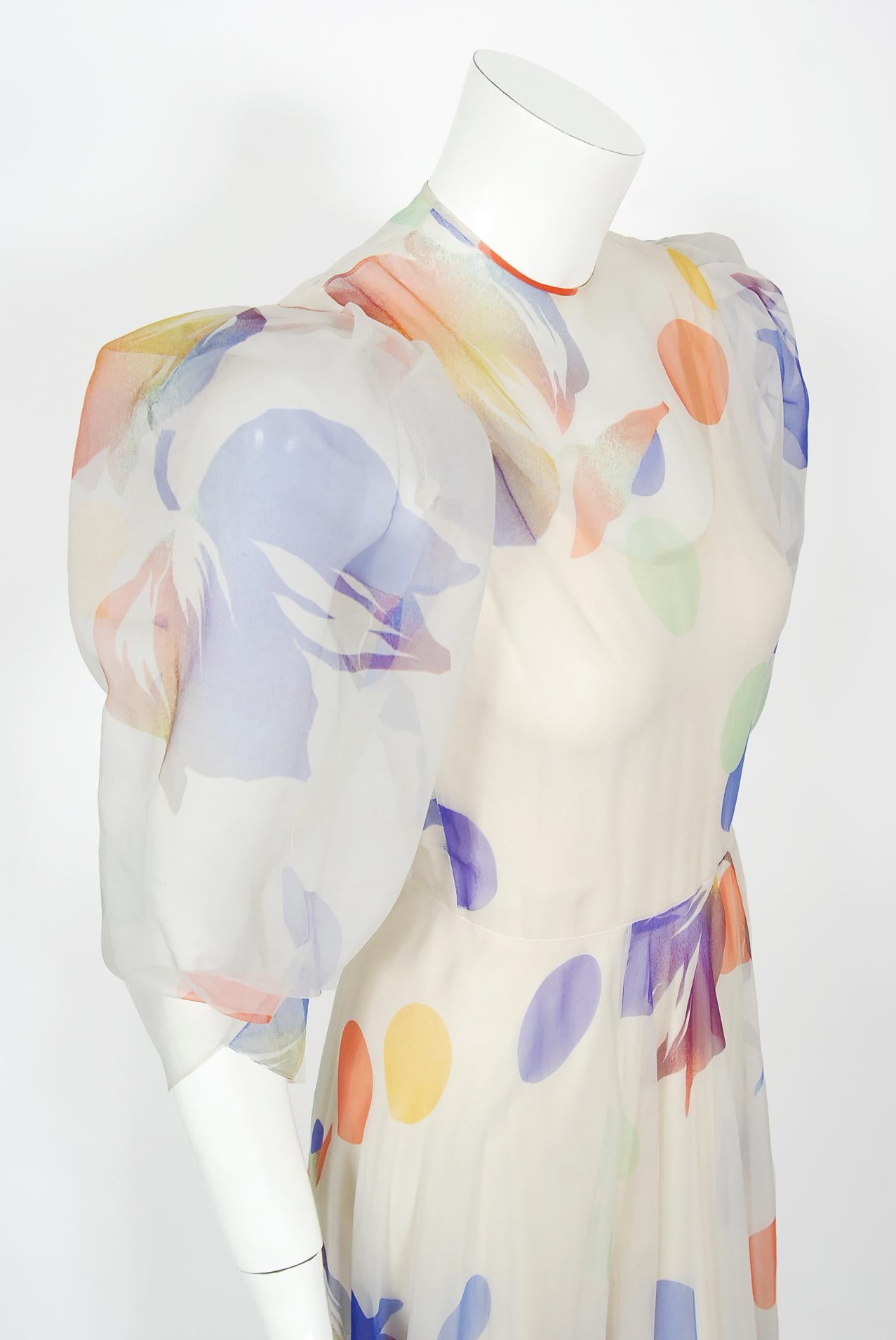 Stavropoulos Couture - Robe vintage à manches bouffantes en soie à imprimé floral coloré, années 1970 en vente 4