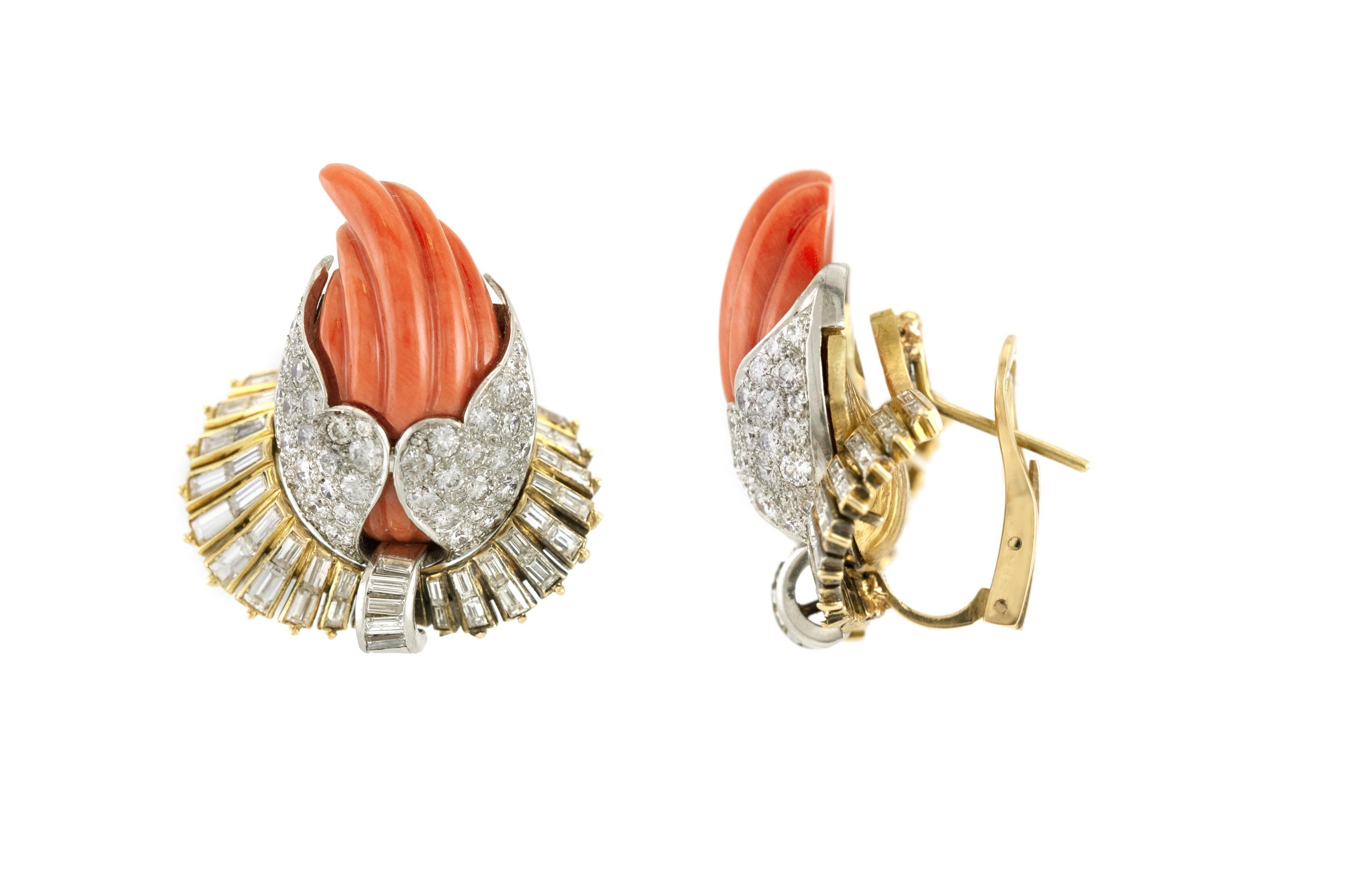 La boucle d'oreille est finement réalisée en or jaune 18 carats avec du corail et des diamants d'un poids total d'environ 8,00 carats. 
Signé par Sterlé
Circa 1970
1 1/4 x 1 pouces