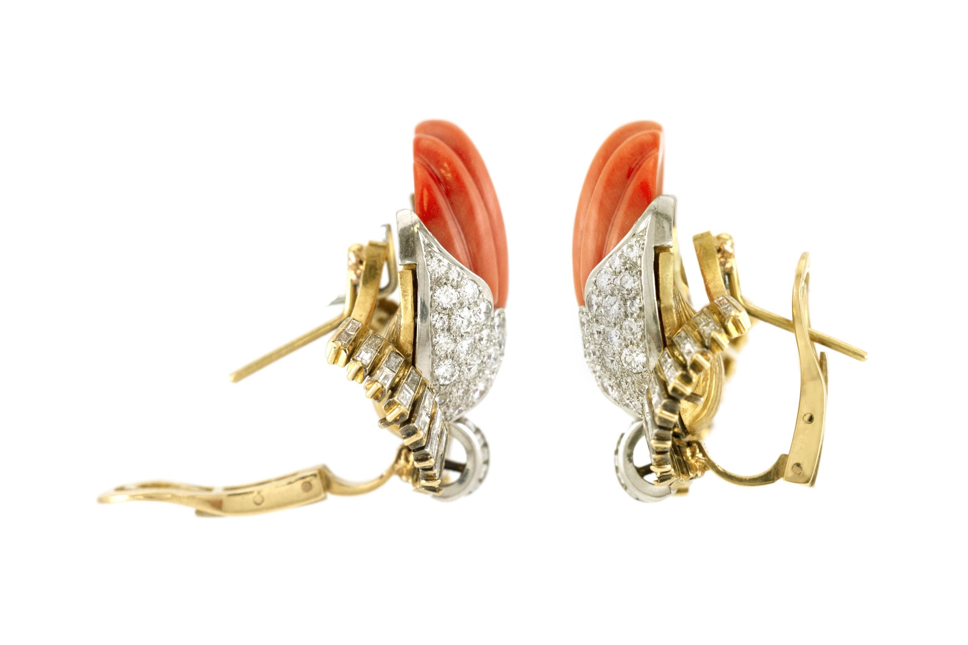 Taille mixte Boucles d'oreilles en corail et diamants Sterlé des années 1970 en vente
