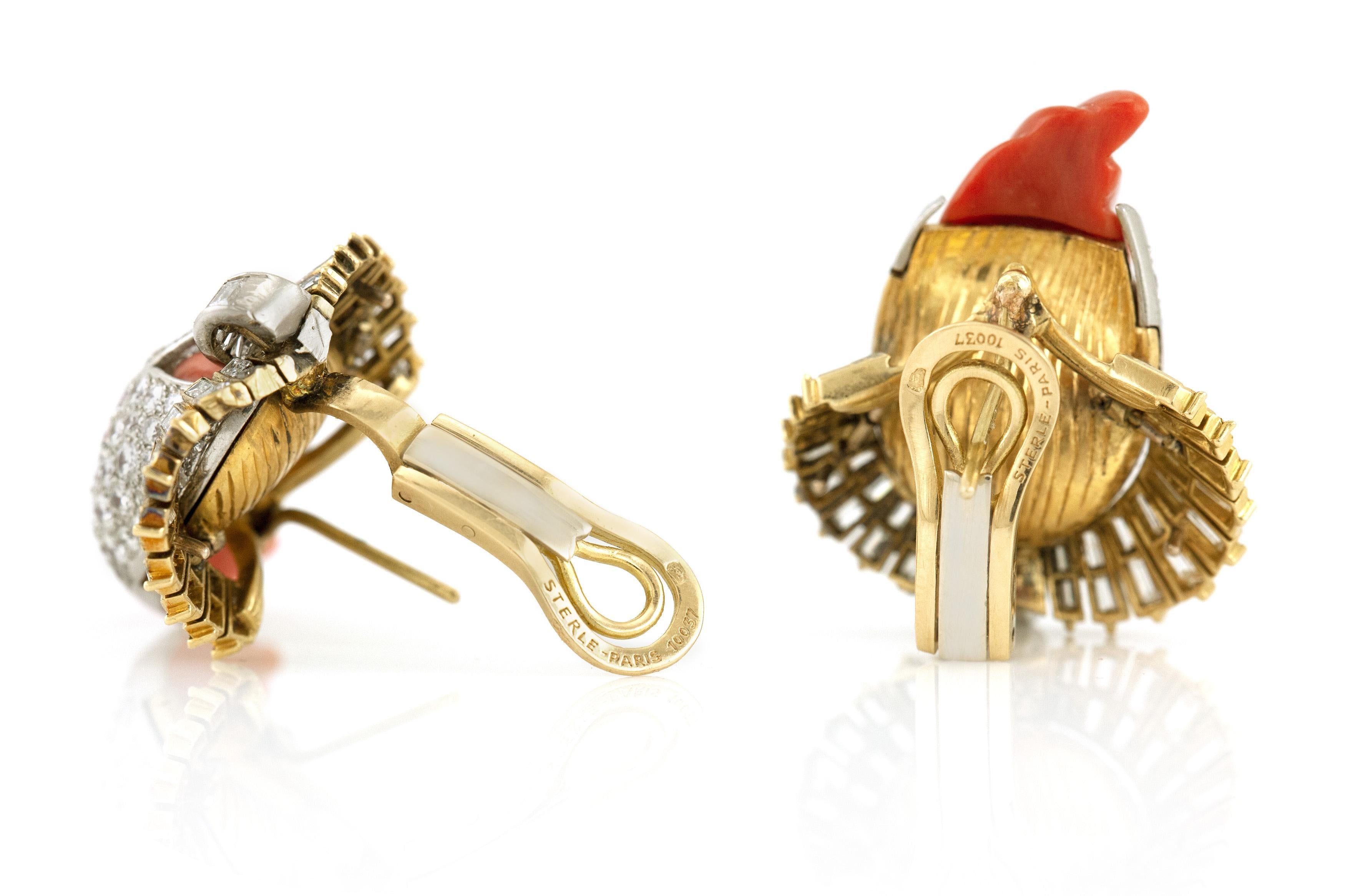 Boucles d'oreilles en corail et diamants Sterlé des années 1970 Bon état - En vente à New York, NY