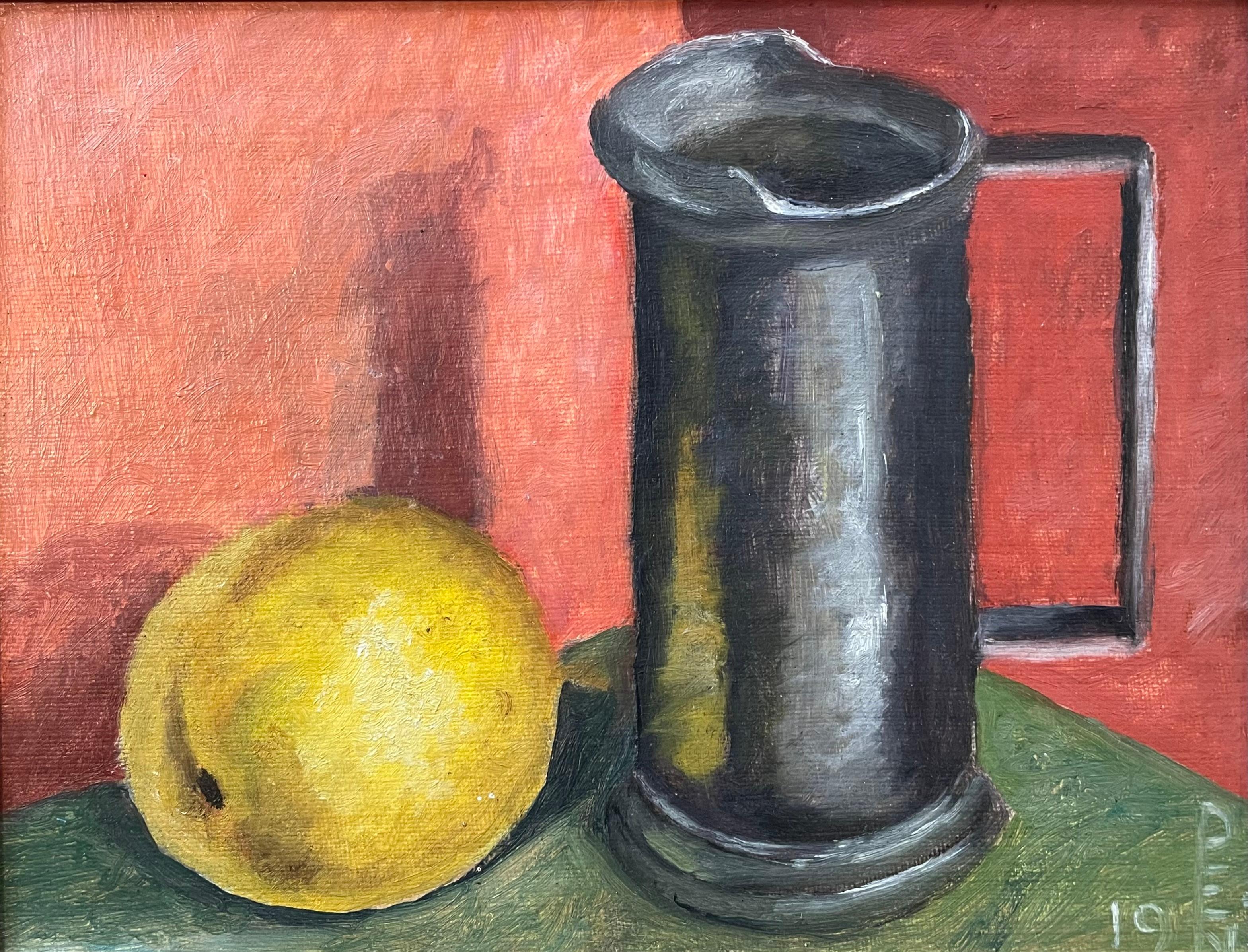 Ein auffälliges Stillleben aus der Mitte des Jahrhunderts, das einen Zinnkrug und eine einzelne gelbe Frucht vor einem kräftigen roten Hintergrund zeigt. Die Komposition zeichnet sich durch starke Geometrie, gesättigte Farbfelder und subtile