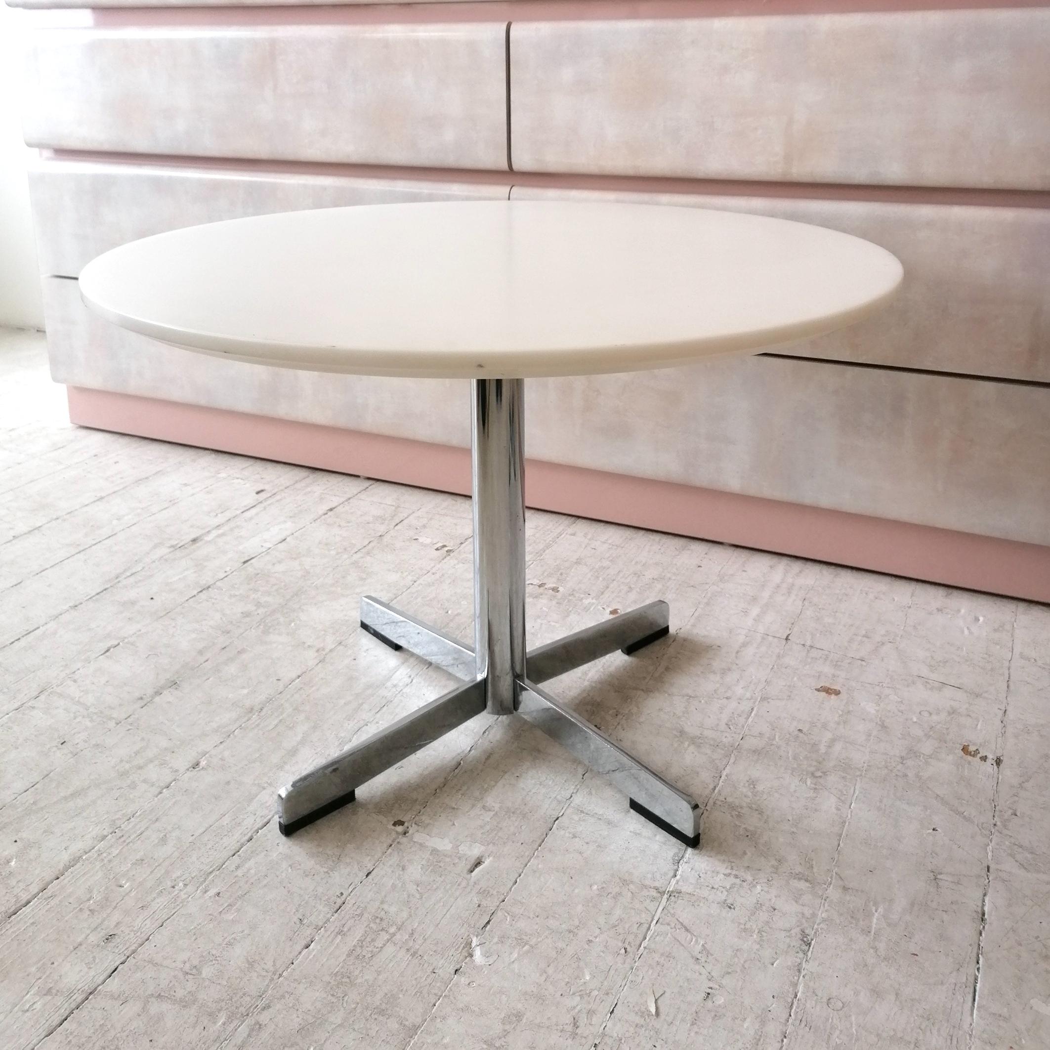 Table d'appoint ou table basse en résine de pierre italienne vintage des années 1970 avec base en X chromée. Seulement 1 table disponible.
En bon état vintage - juste une petite rayure profonde sur le plateau de la table (voir photo en gros