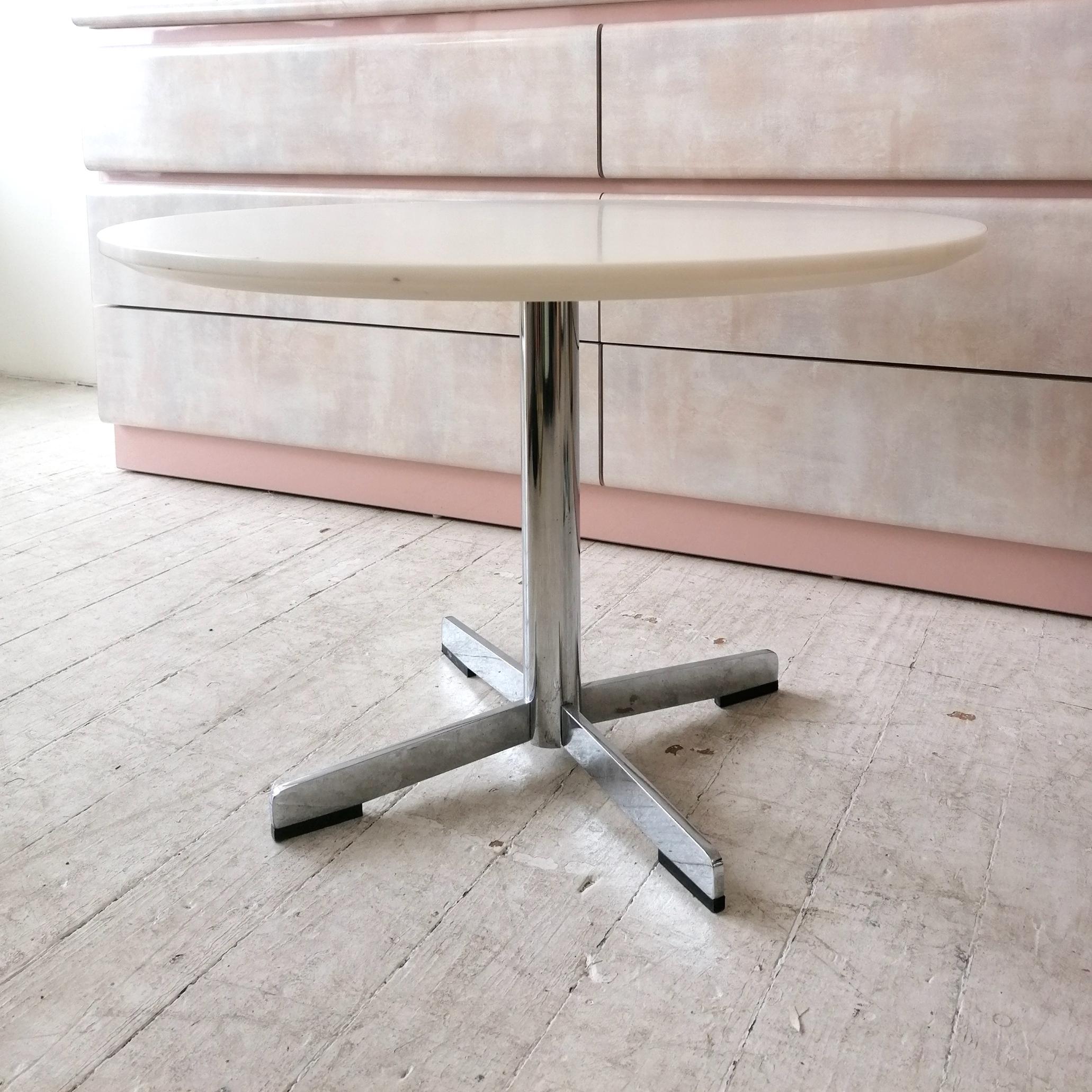 italien Table d'appoint/table basse vintage en résine de pierre avec base en X chromée, années 1970 en vente