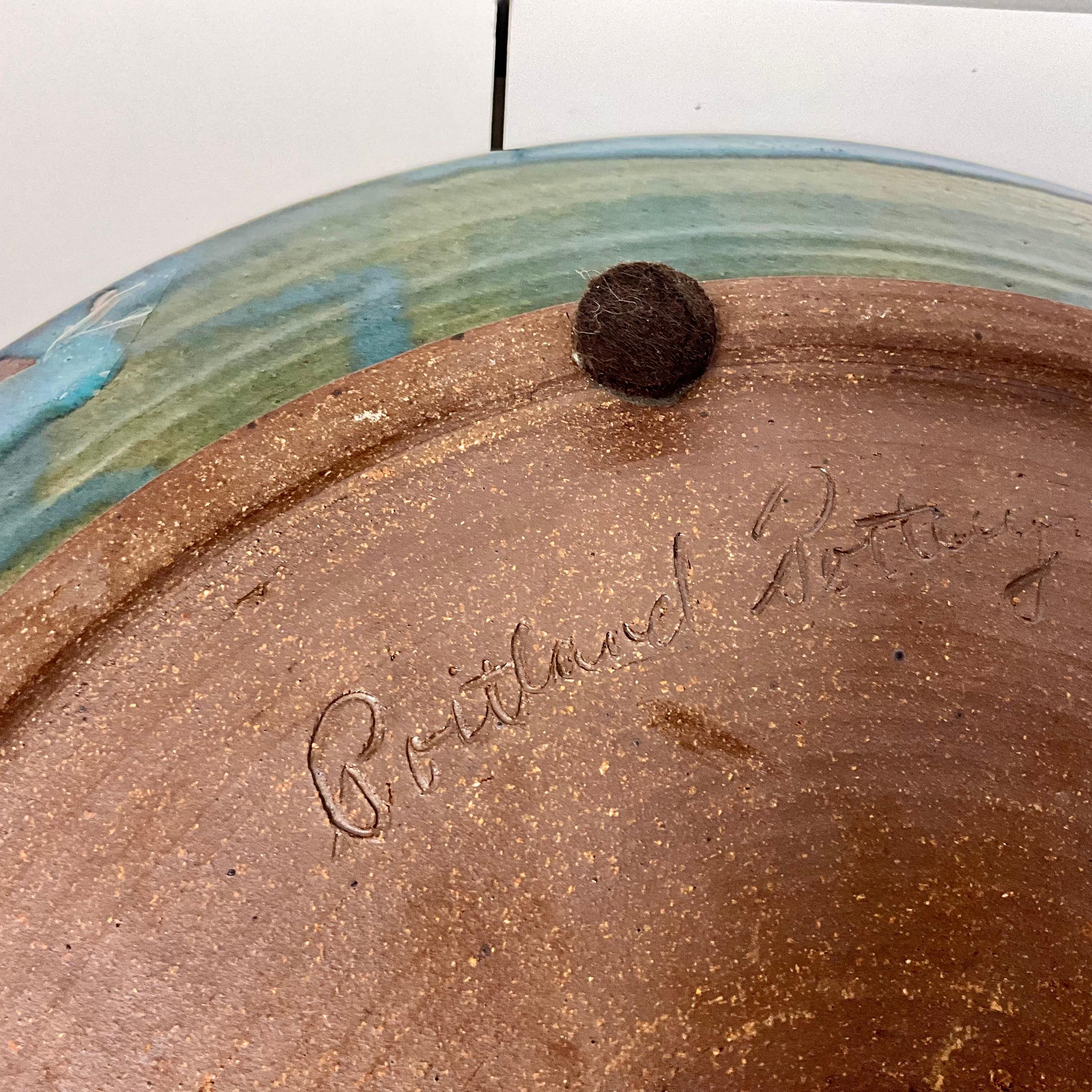 
 Vintage 1970 Studio Pottery Charger - Signed Portland Pottery - Brown and Blue Centerpiece
 
Ce superbe chargeur vintage en poterie de studio, fabriqué dans les années 1970, présente un design unique avec différentes nuances de brun sur les bords