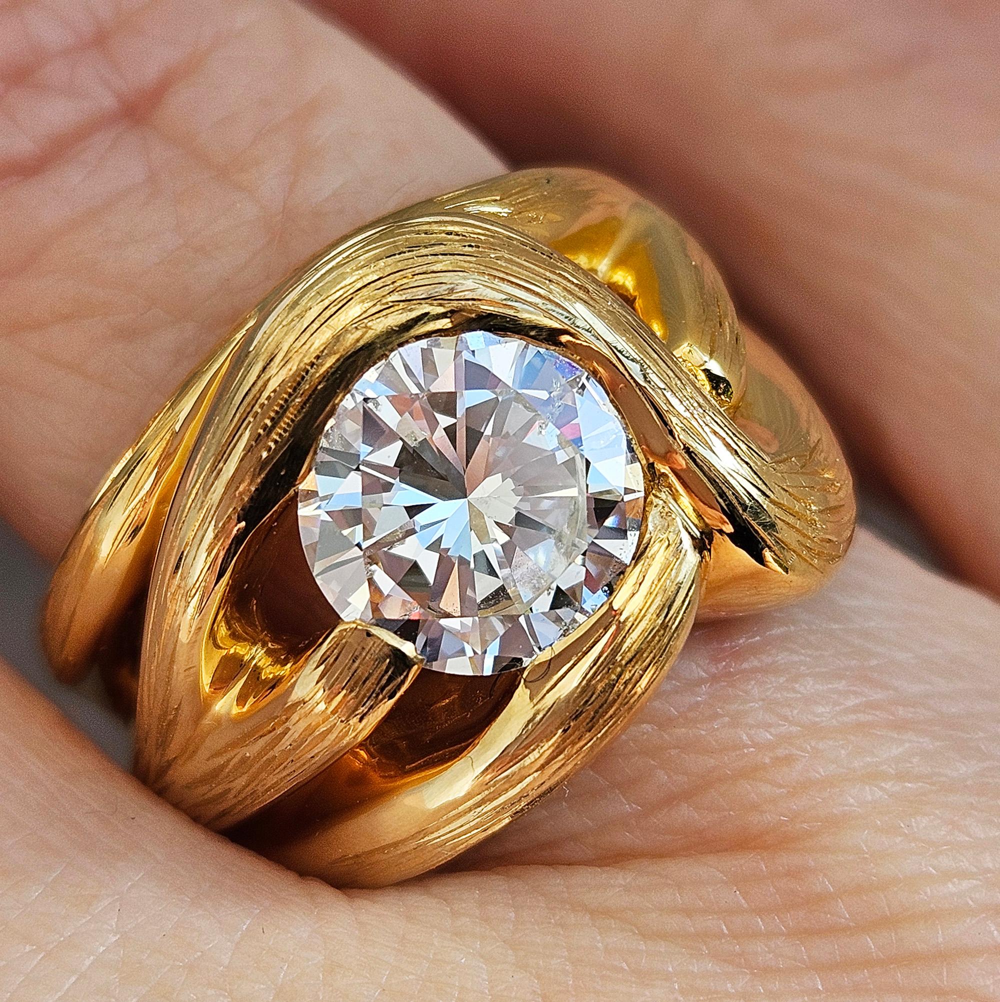 Freie Form Vintage 1970er Stil GIA 2.02ct Natürlicher RUND Diamant 14k Gelbgold Ring

Dieser beeindruckende Ring für Liebhaber des Free-Style-Designs der 1960er-1970er Jahre spiegelt perfekt den heutigen Trend der Verlobungs- und Trauringe wider,