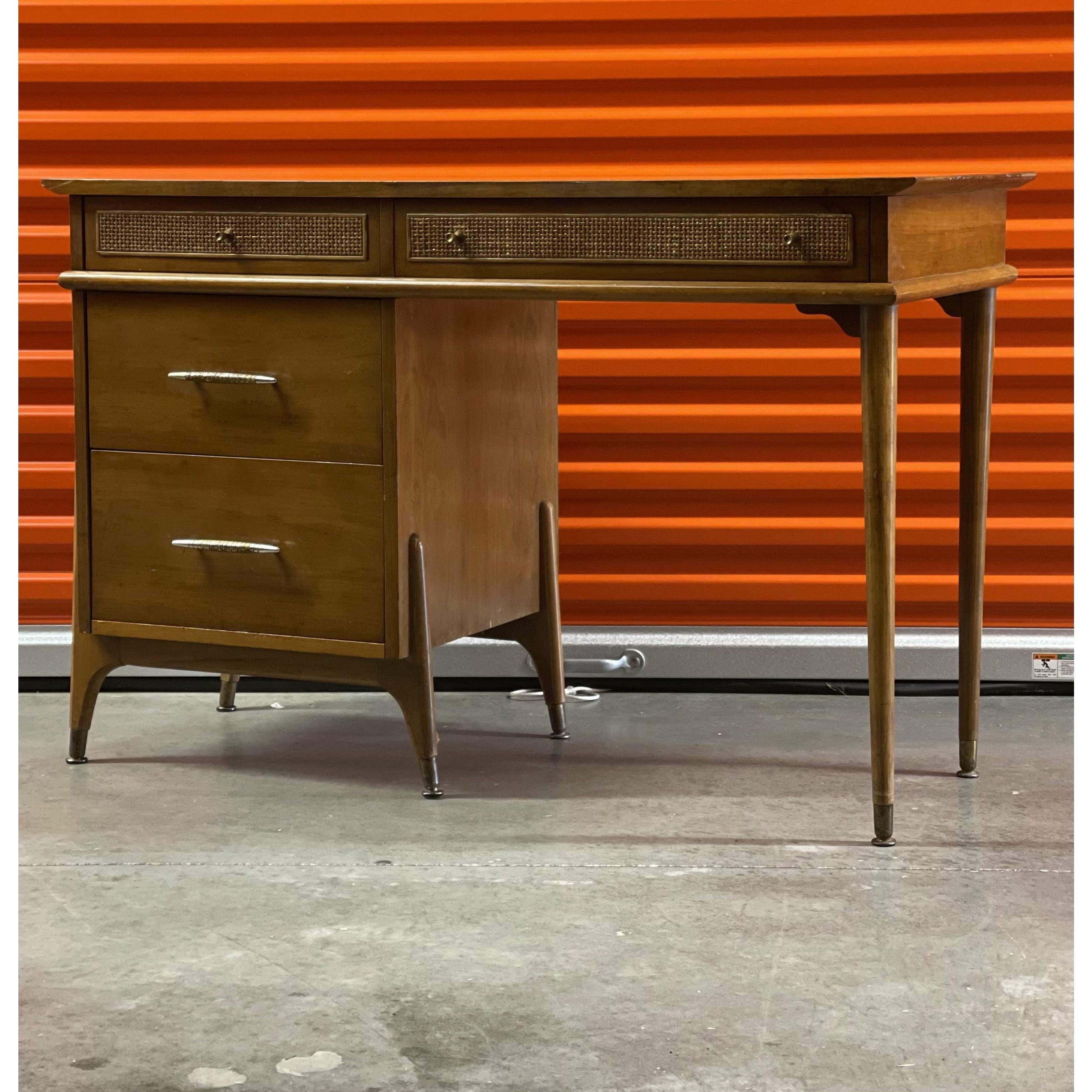 Scrivania vintage anni '70 in stile retro Mid Century Modern con dettagli in canna In condizioni buone in vendita a Seattle, WA