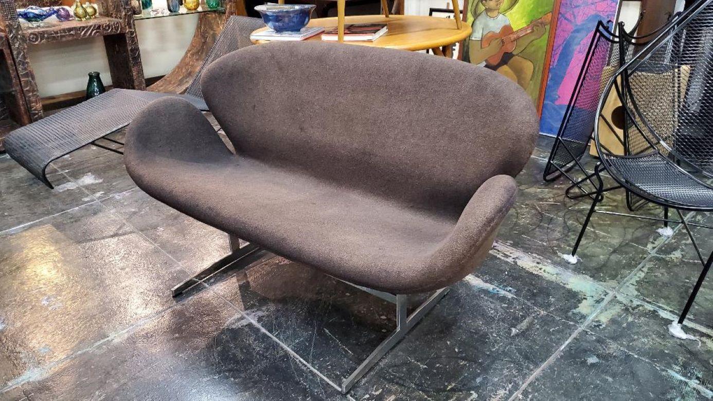 Mid-Century Modern Vintage 1970s Swan Sofa  For Sale