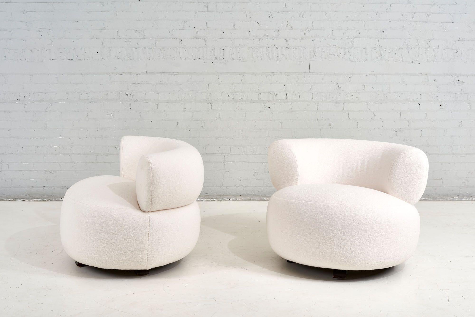 Vintage 1970's Swivel Pouf Lounge Chairs in White Boucle In Excellent Condition In Chicago, IL