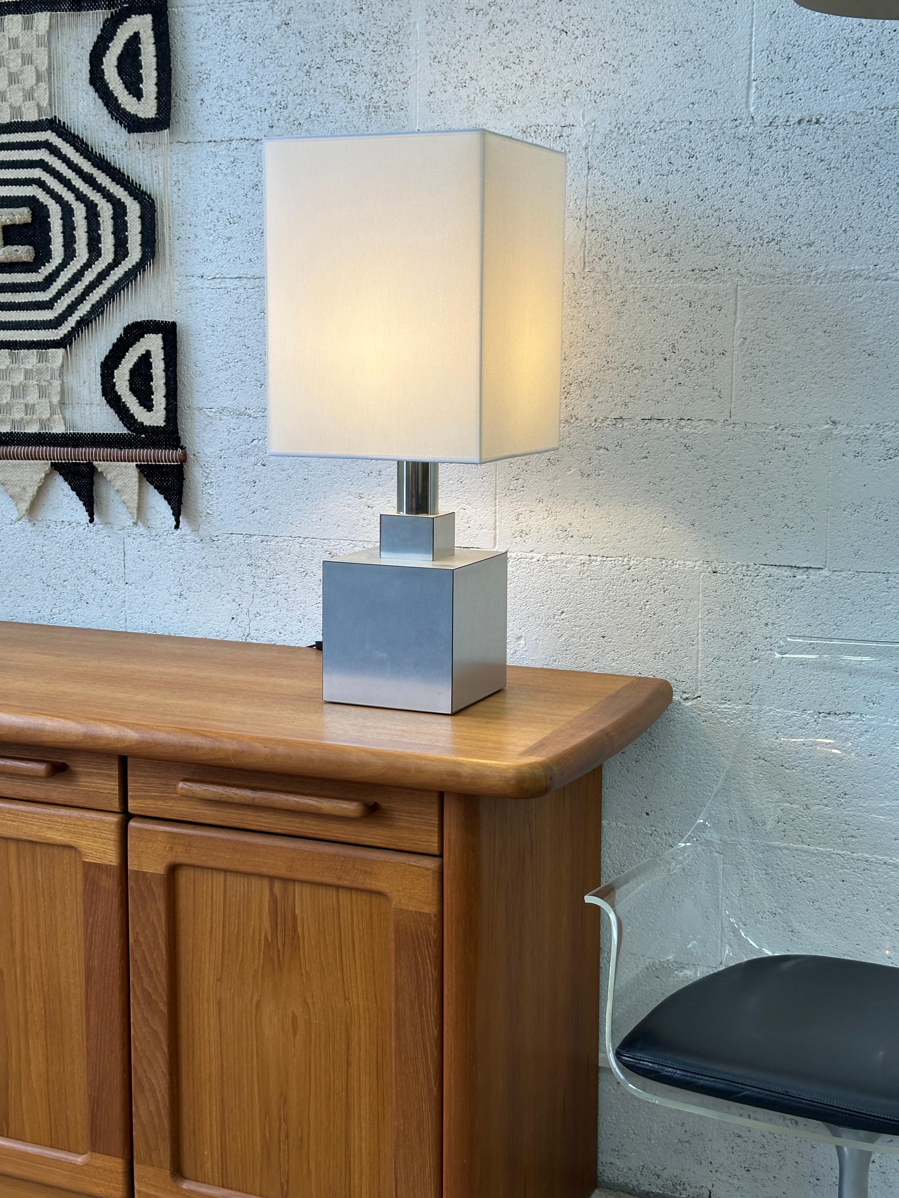 Lampada da tavolo vintage anni '70 - design geometrico - metallo spazzolato - paralume restaurato in vendita 5