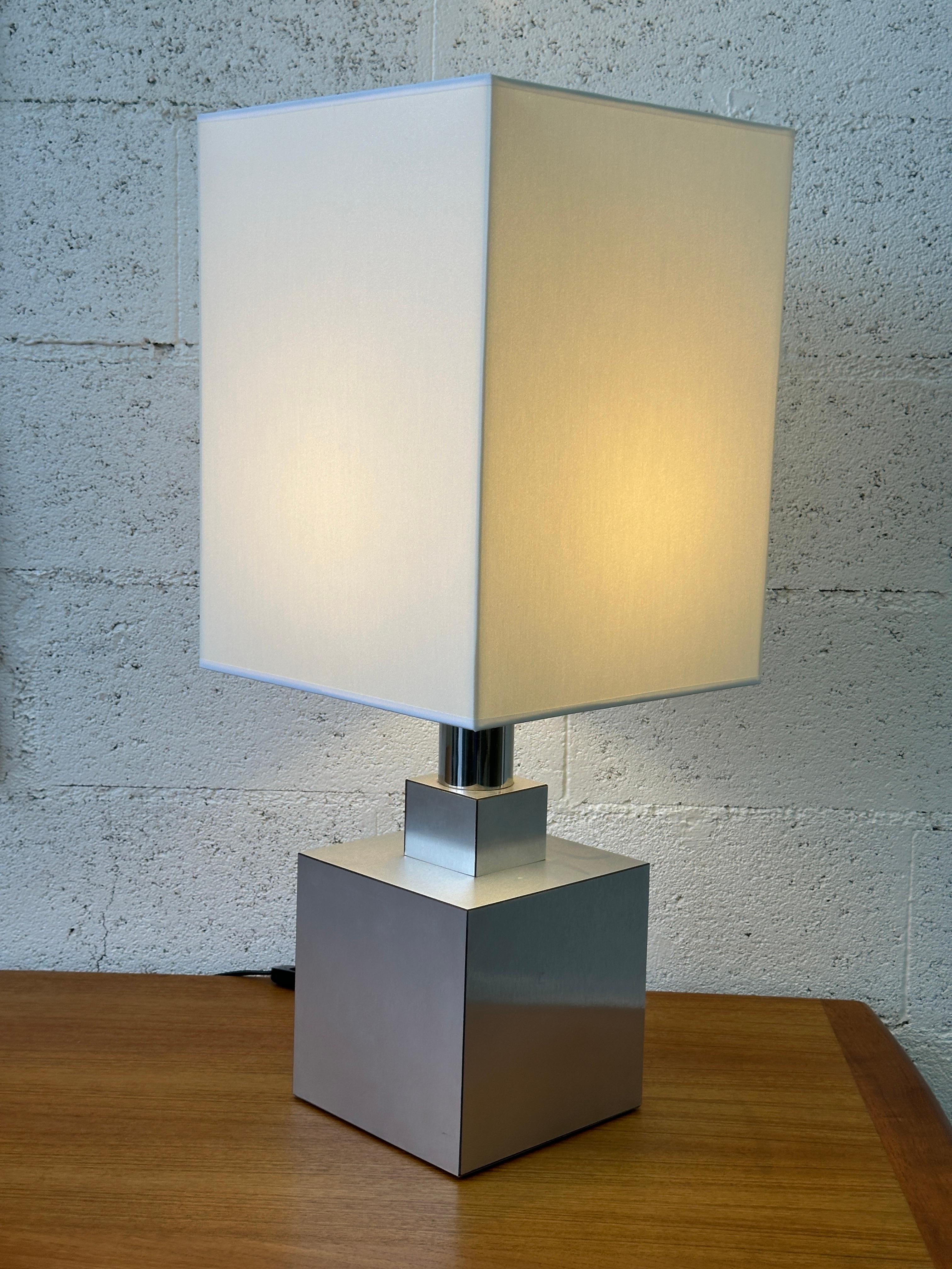 Lampada vintage anni '70 - Design geometrico

Valorizza i tuoi interni con questa splendida lampada vintage degli anni '70, dal design moderno e senza tempo. La sua base cubica in metallo spazzolato, abbinata a un paralume rettangolare in tessuto