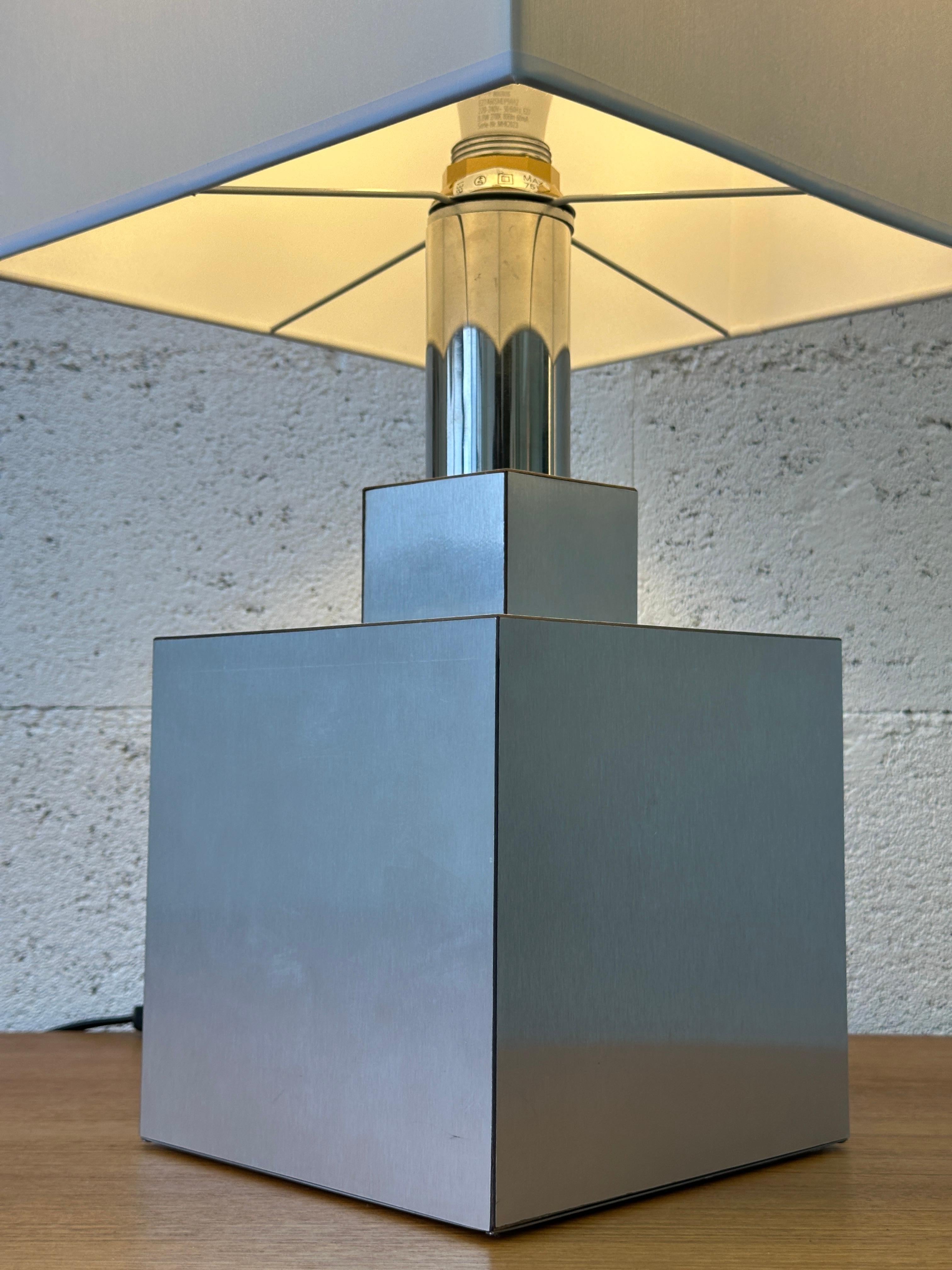 Metallo Lampada da tavolo vintage anni '70 - design geometrico - metallo spazzolato - paralume restaurato in vendita