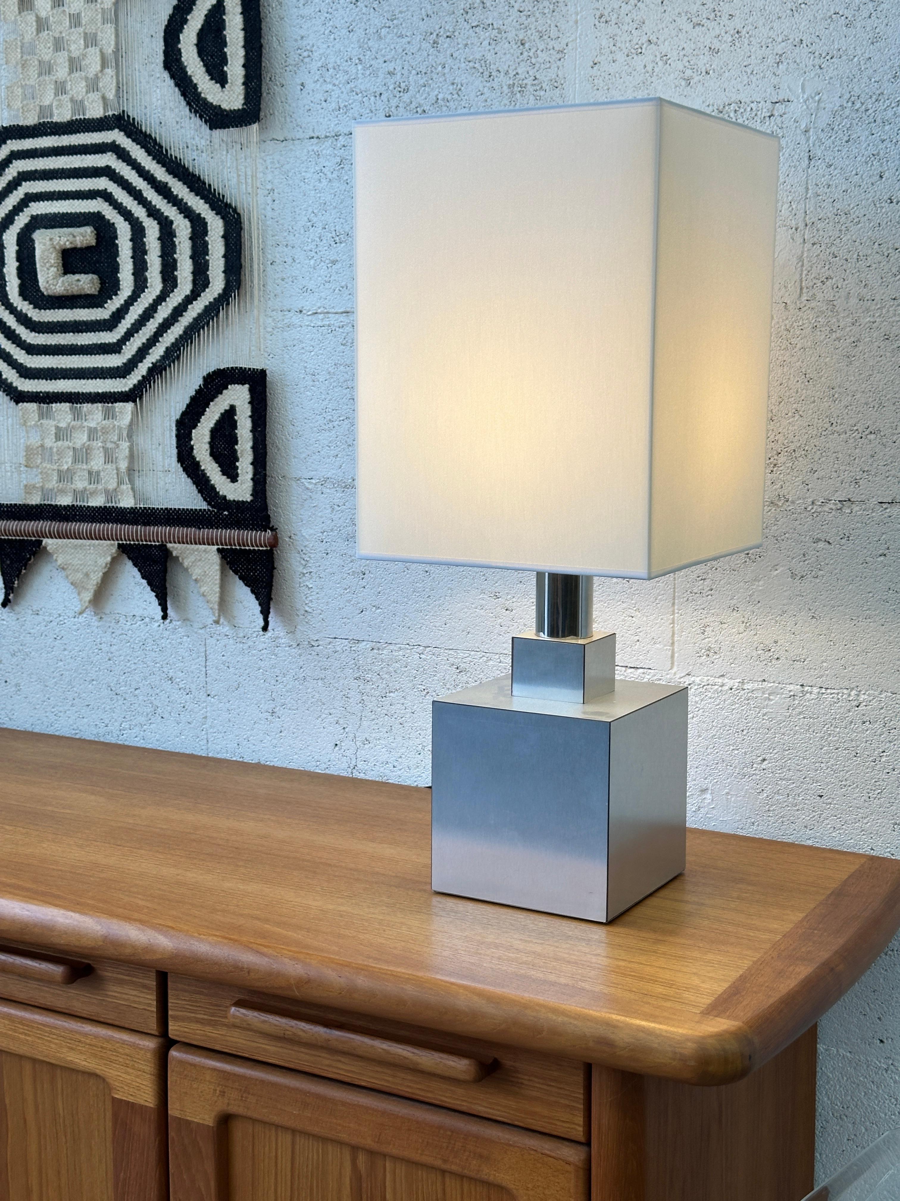 Lampada da tavolo vintage anni '70 - design geometrico - metallo spazzolato - paralume restaurato in vendita 1