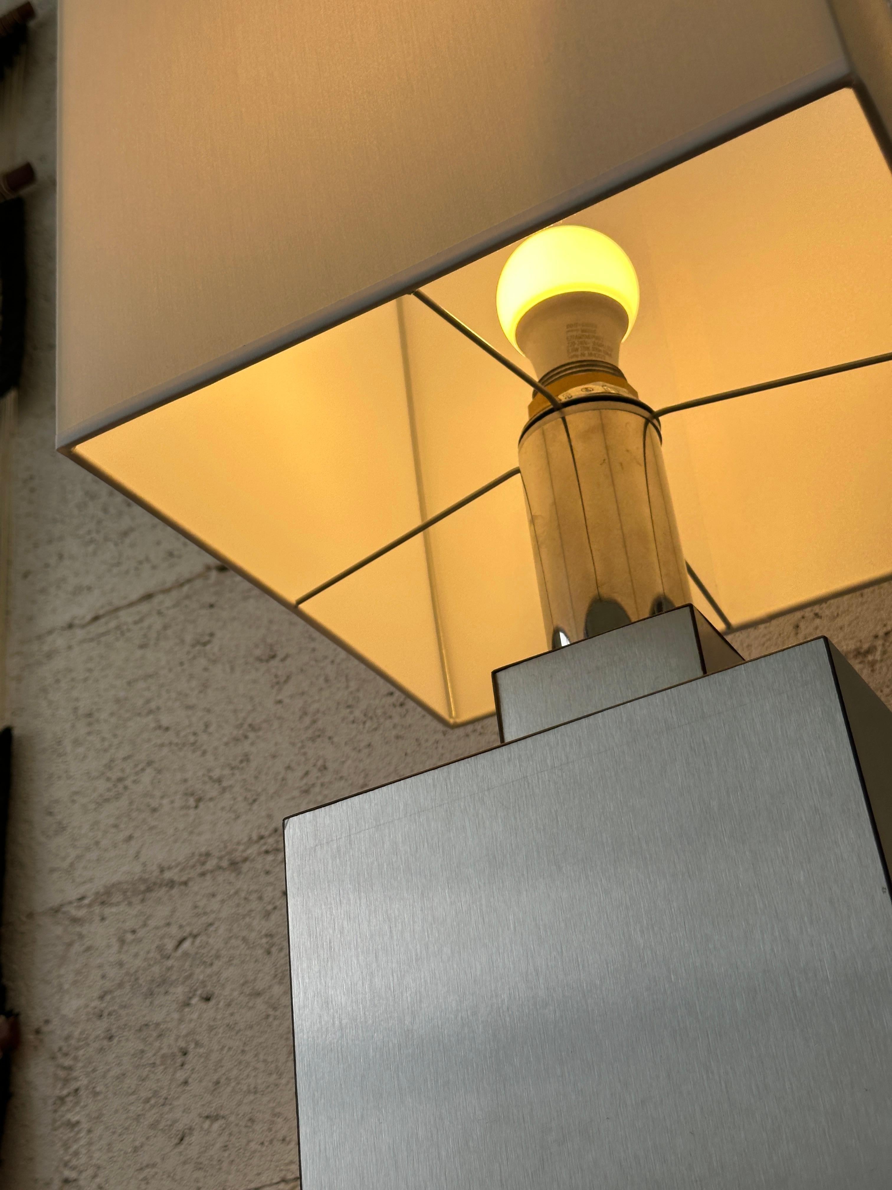 Lampada da tavolo vintage anni '70 - design geometrico - metallo spazzolato - paralume restaurato in vendita 3