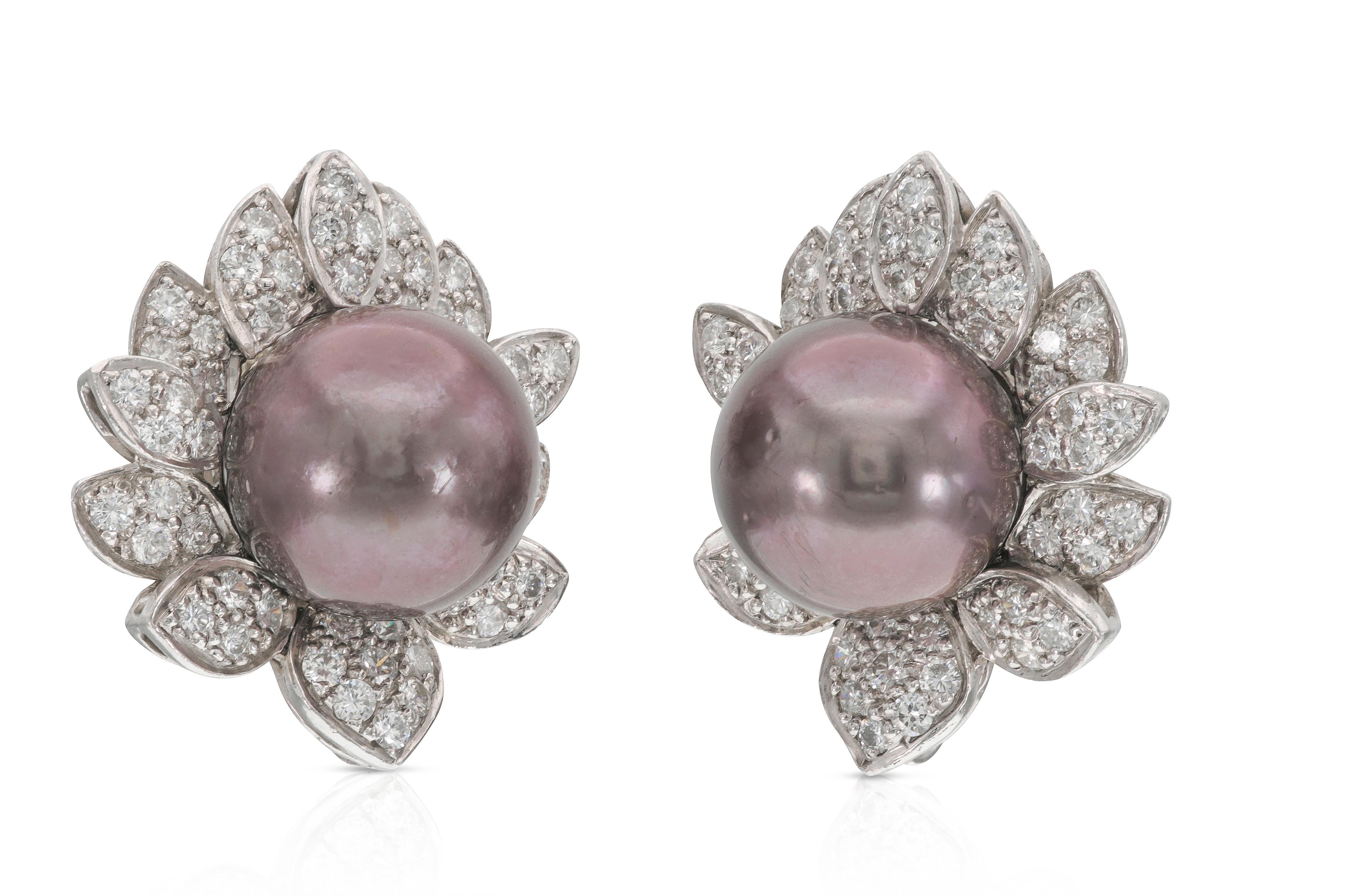 Finely crafted in platinum with Tahitian Pearls and Round Brilliant cut Diamonds Weighing a total of approximately 3.04 carats.
Circa 1970s
1 inch diameter