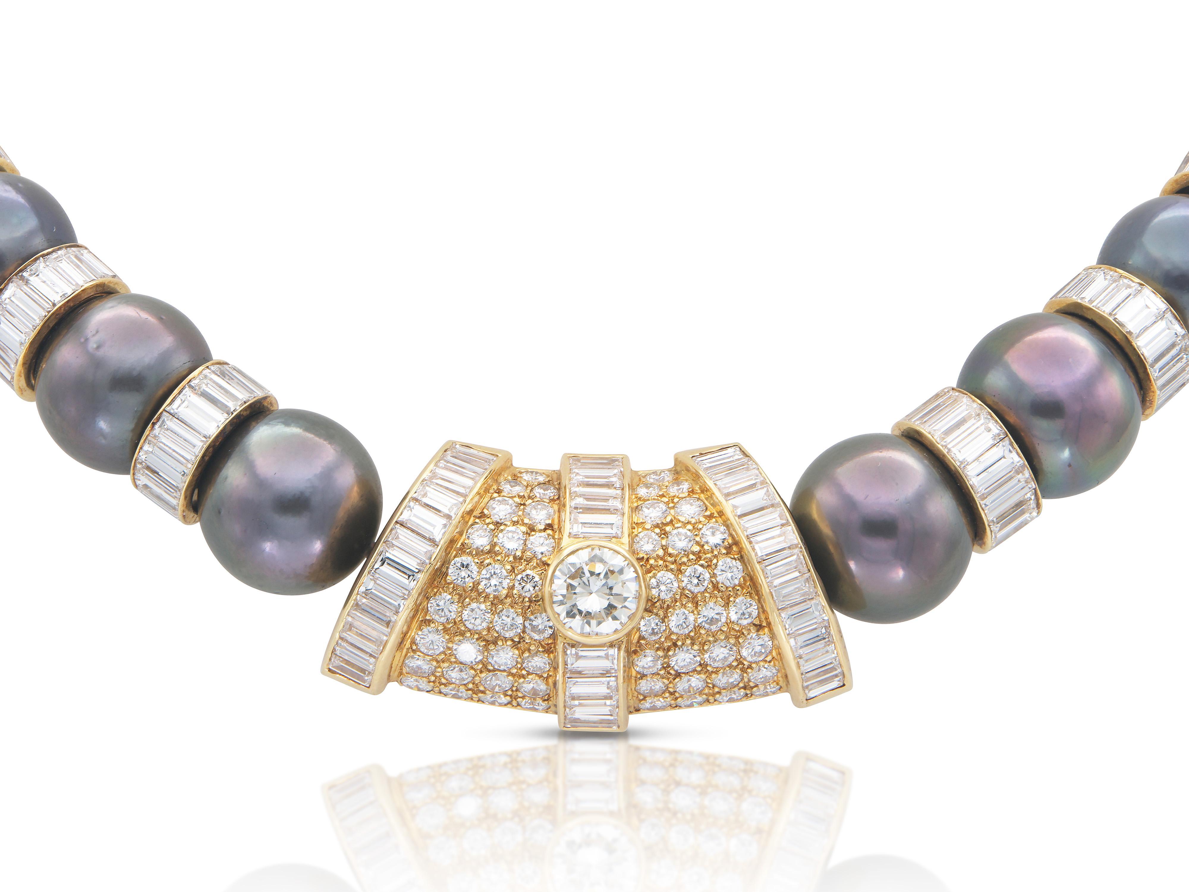 Finamente elaborada en oro amarillo de 18 quilates con perlas de Tahití de 13 - 14,7 mm.
El collar tiene diamantes redondos brillantes y talla baguette con un peso total aproximado de 72,00 quilates (el diamante redondo brillante central tiene