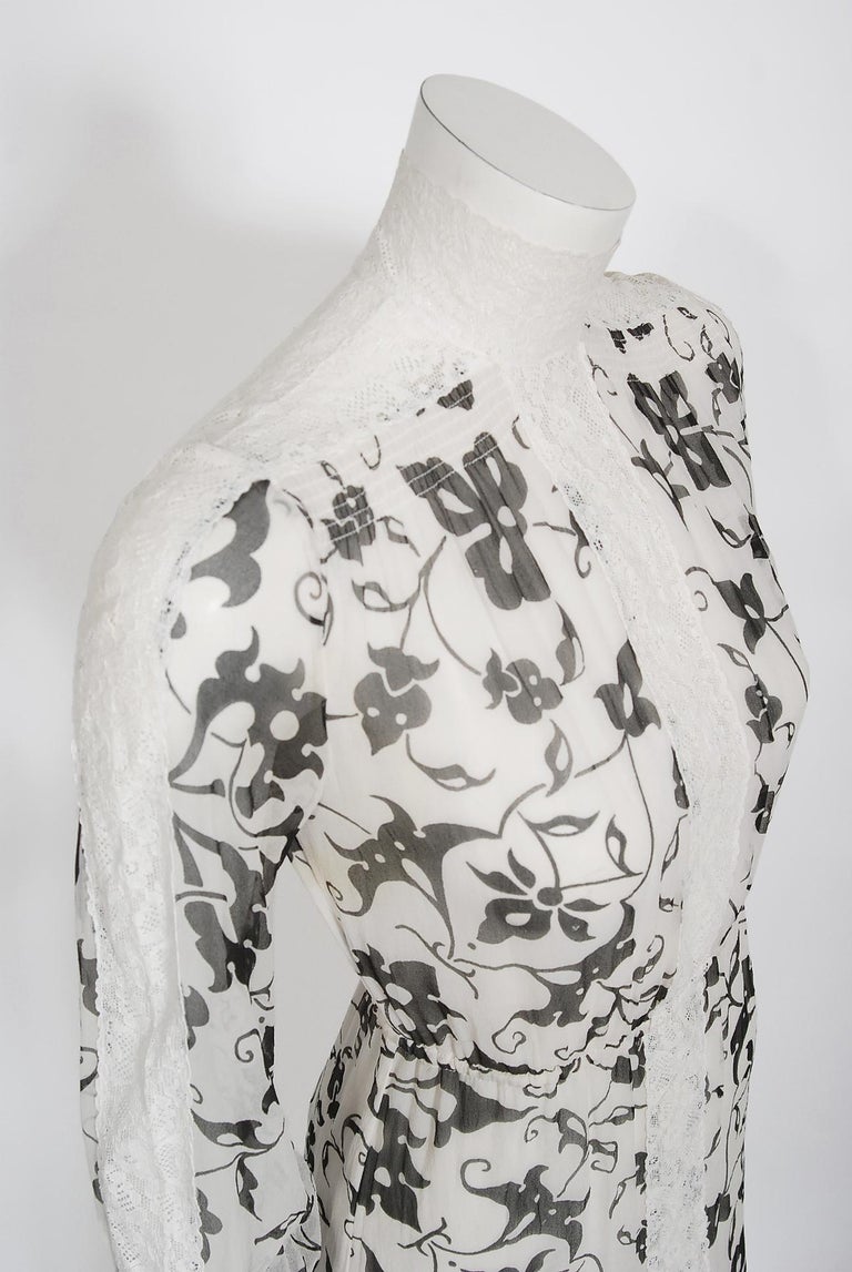 Vintage 1970's Thea Porter Couture Art Nouveau Print Silk & White Lace Dress In Good Condition For Sale In Beverly Hills, CA