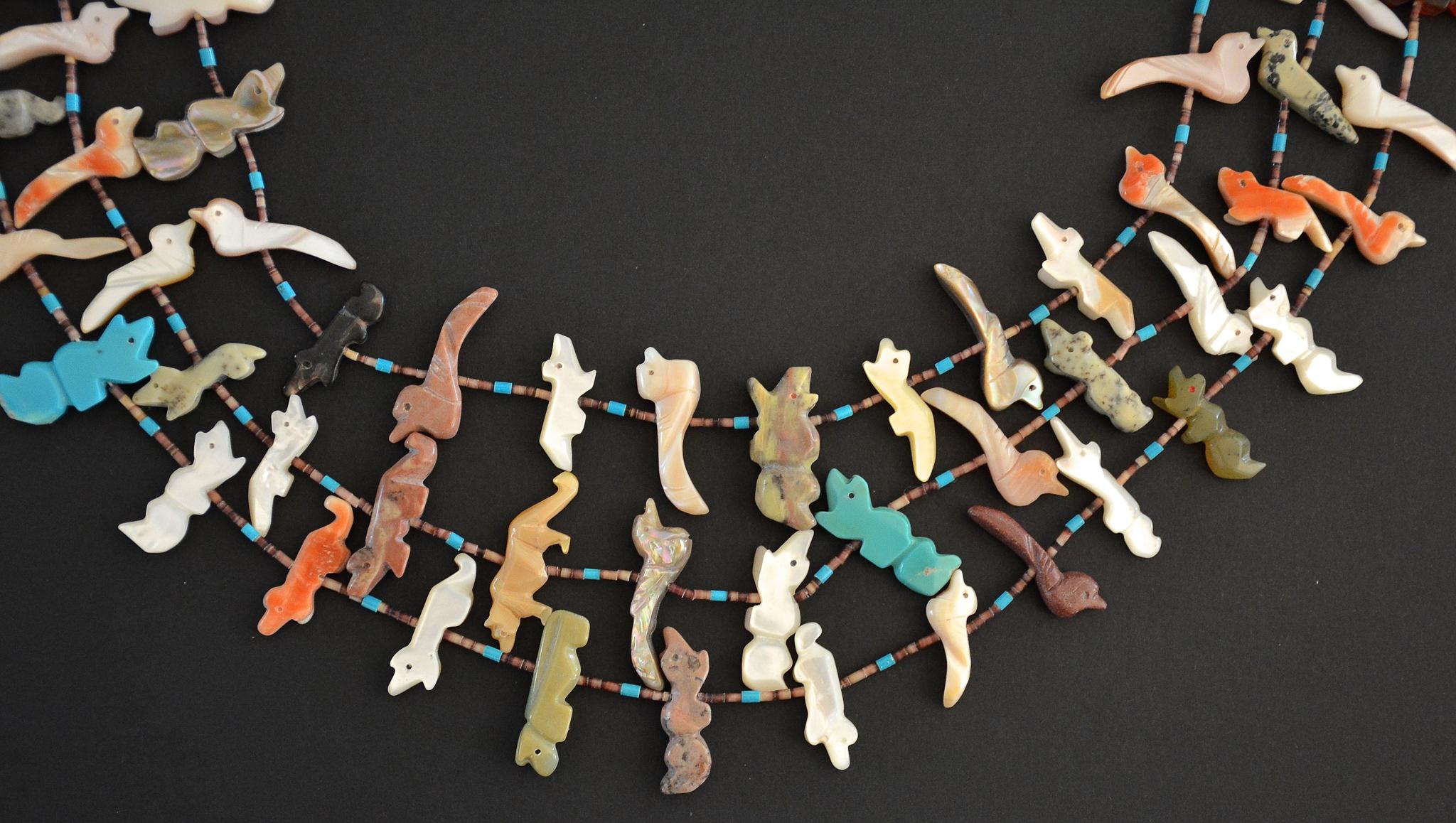 Américain Zuni, collier fétiche vintage à trois rangs des années 1970 en vente