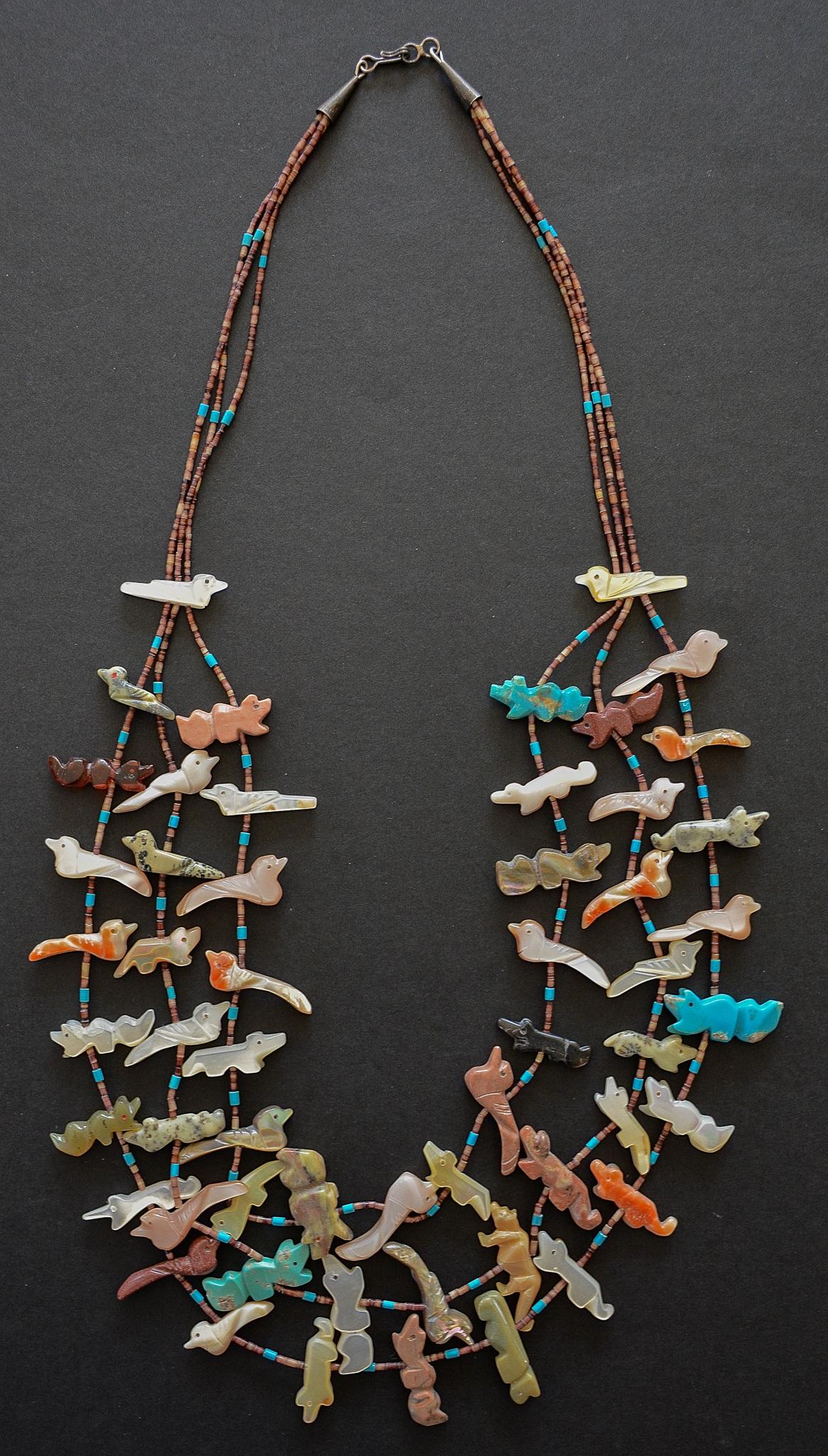Fin du 20e siècle Zuni, collier fétiche vintage à trois rangs des années 1970 en vente