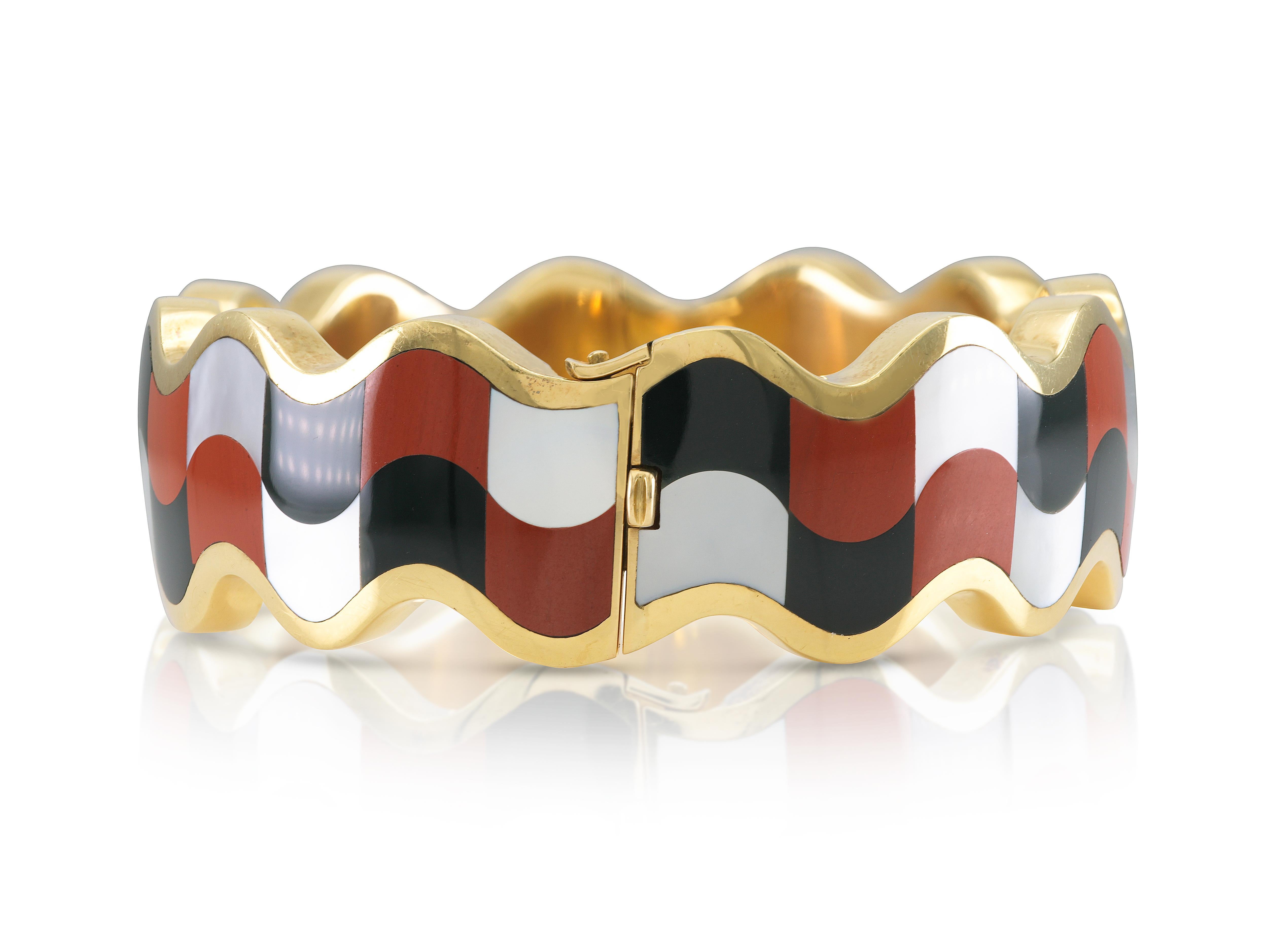 Finely crafted in 18k yellow gold with inlayed Mother of Pearl, Onyx, and Jasper.
Signed by Angela Cummings for Tiffany & Co.
Cira 1970s
Size 6 1/2 inches
