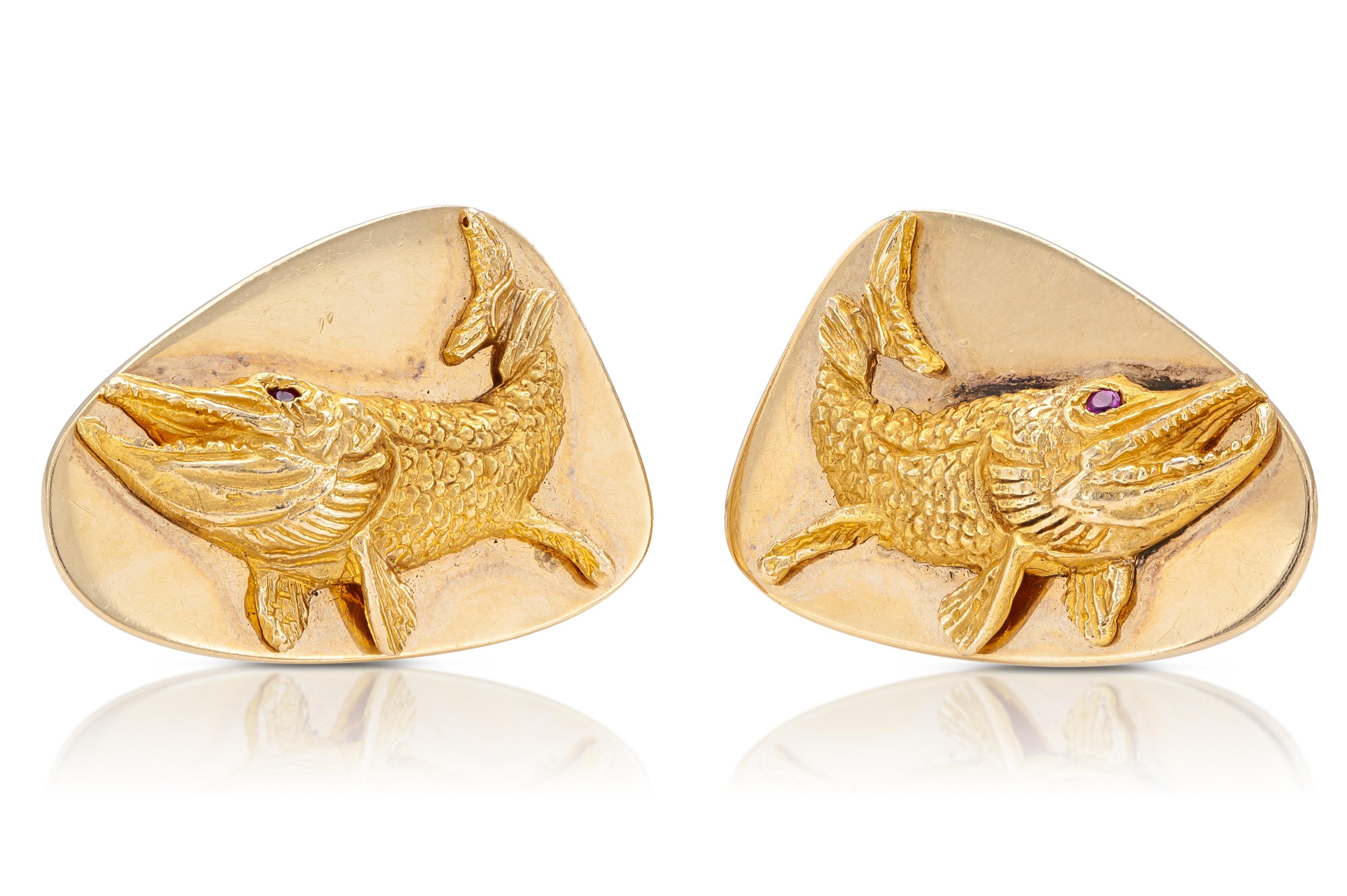 Fein ausgearbeitet in 14k Gelbgold mit Rubinaugen.
Signiert von Tiffany & Co.
1 1/4 x 7/8 Zoll
