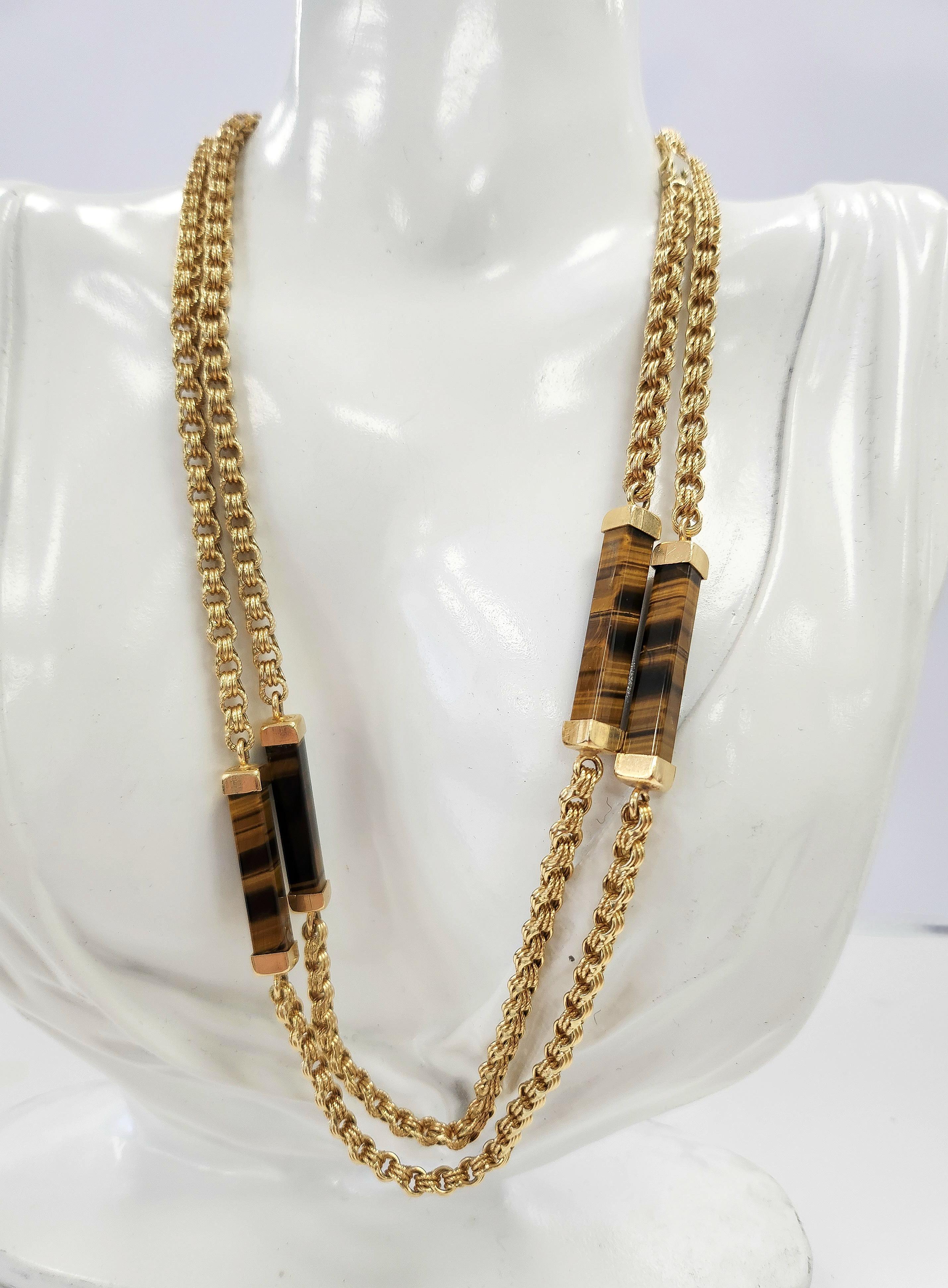 Vintage circa 1970
6 pierres précieuses Cube allong�é œil de tigre
Chaîne à triple maillon
Longueur de 36 pouces
Chaîne de 4 mm de large
43,75 grammes avec pierres précieuses
585 estampillé sur le fermoir