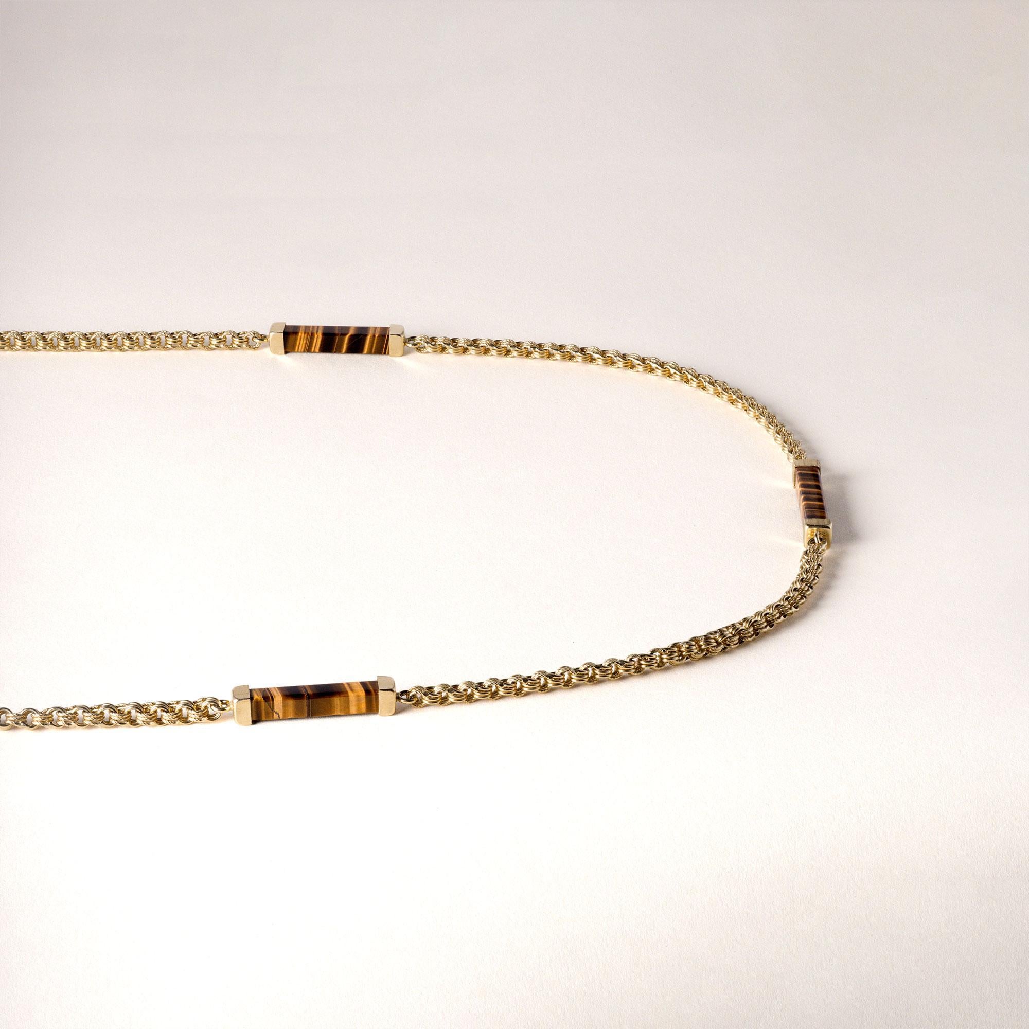 Poli au tonneau Vintage 1970 Oeil de tigre pierre précieuse long  Collier à chaîne en or jaune 14K en vente