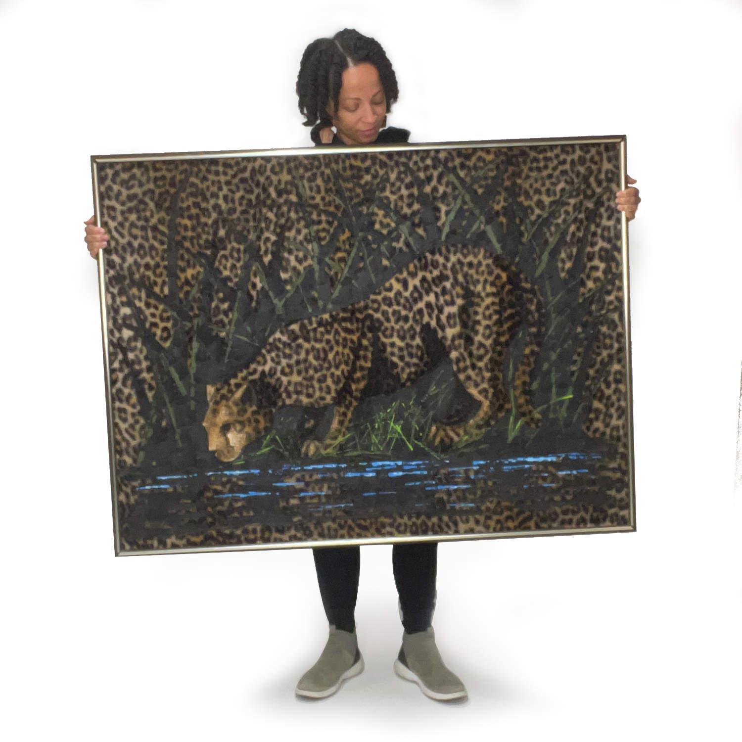 Vous avez peut-être vu des peintures sur velours... mais avez-vous vu une peinture de léopard sur de la fausse fourrure ? Ce tableau vintage des années 1970 représentant un gros chat utilise de la fausse fourrure de léopard comme toile. Signé