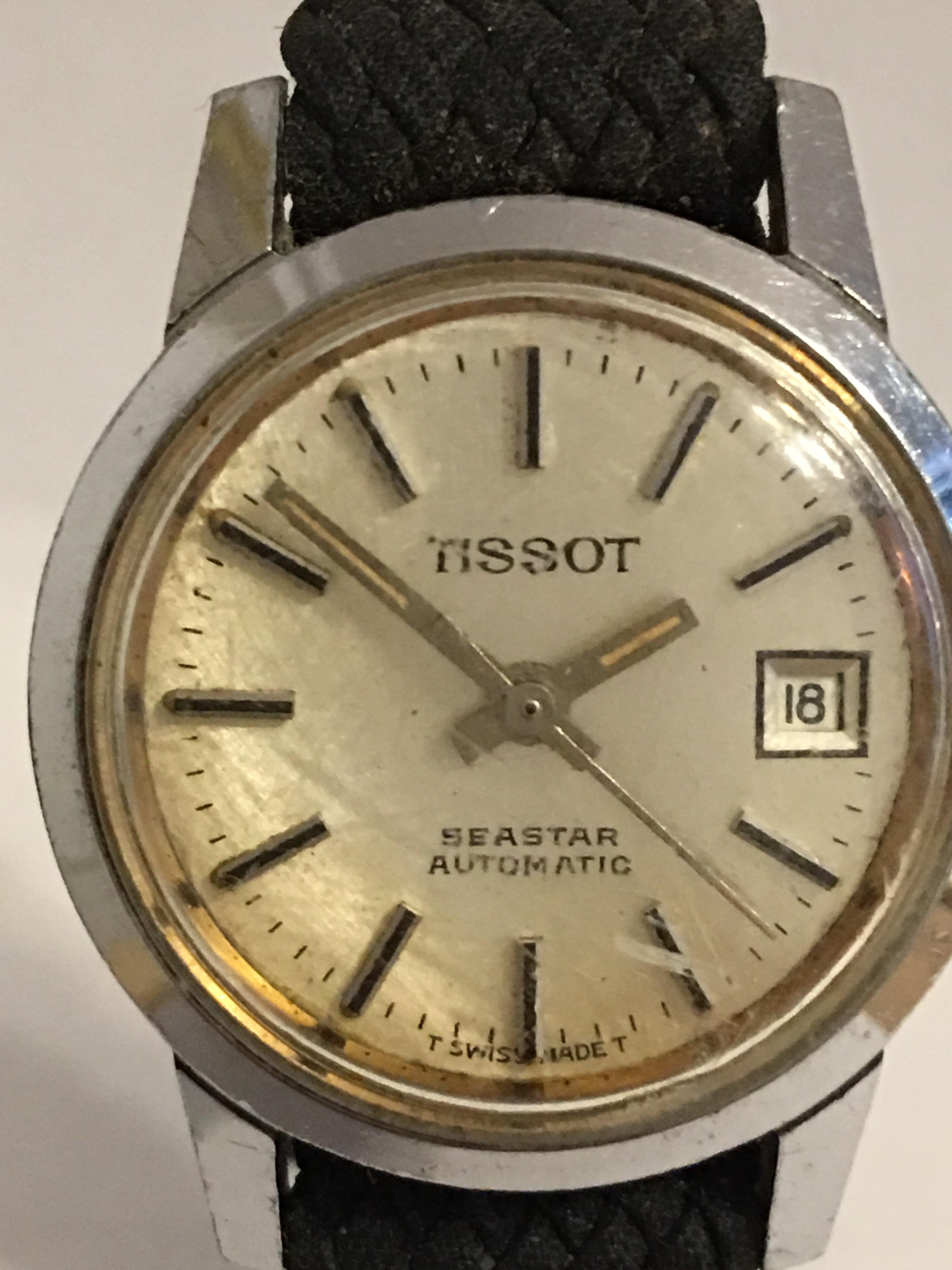 This vintage watch is working and running well. The silver plated case is a bit tarnished as shown. Visible scratches on the top glass.

Please study the images carefully as form part of the description.
