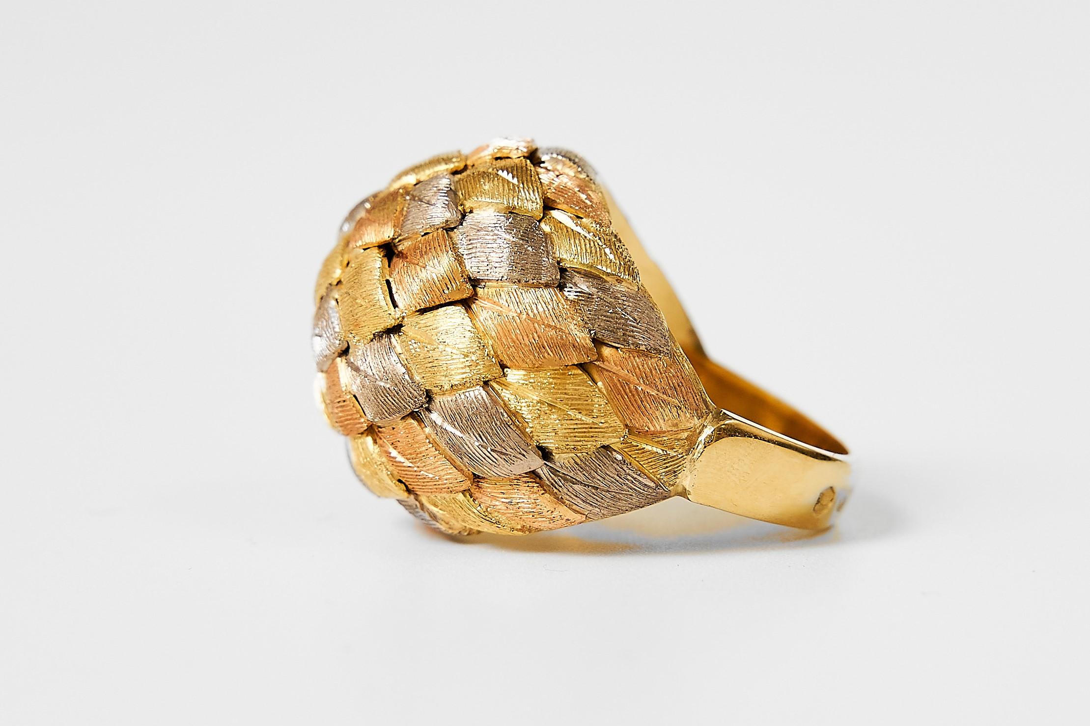 Bague de cocktail tricolore bombée en or 18 carats des années 1970 en vente 2