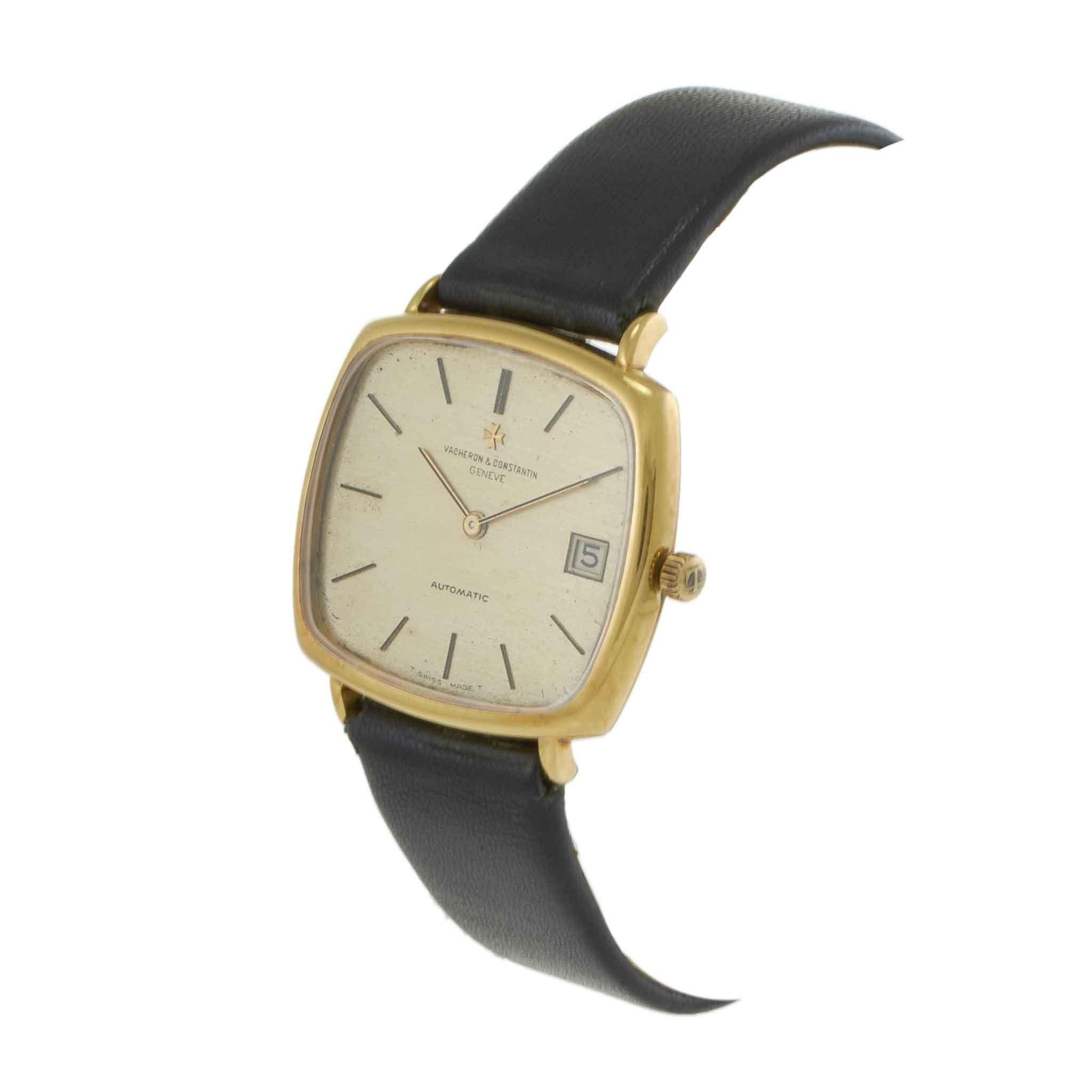 Un Vacheron & Constantin Genève inconfundible de los años setenta, con caja estilo TV de oro amarillo de 18 quilates de 32 x 35 mm, esfera de color champán acentuada con marcadores horarios en relieve en forma de bastón de oro y abertura para la