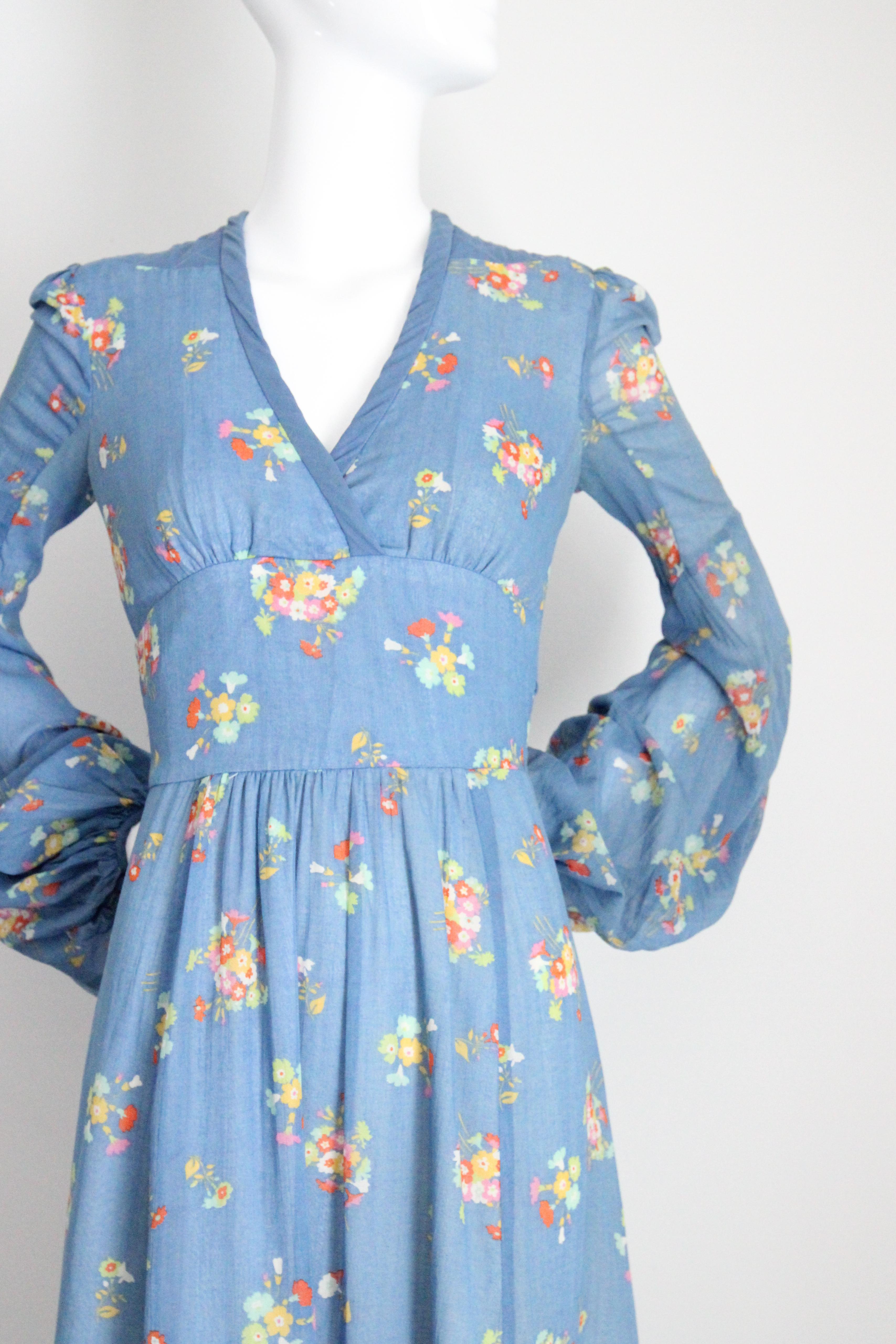 Vintage anni '70, Valery Goad Blu, floreale con maniche a palloncino, Maxi Dress UK 8 US 4 In condizioni buone a Cheltenham, GB