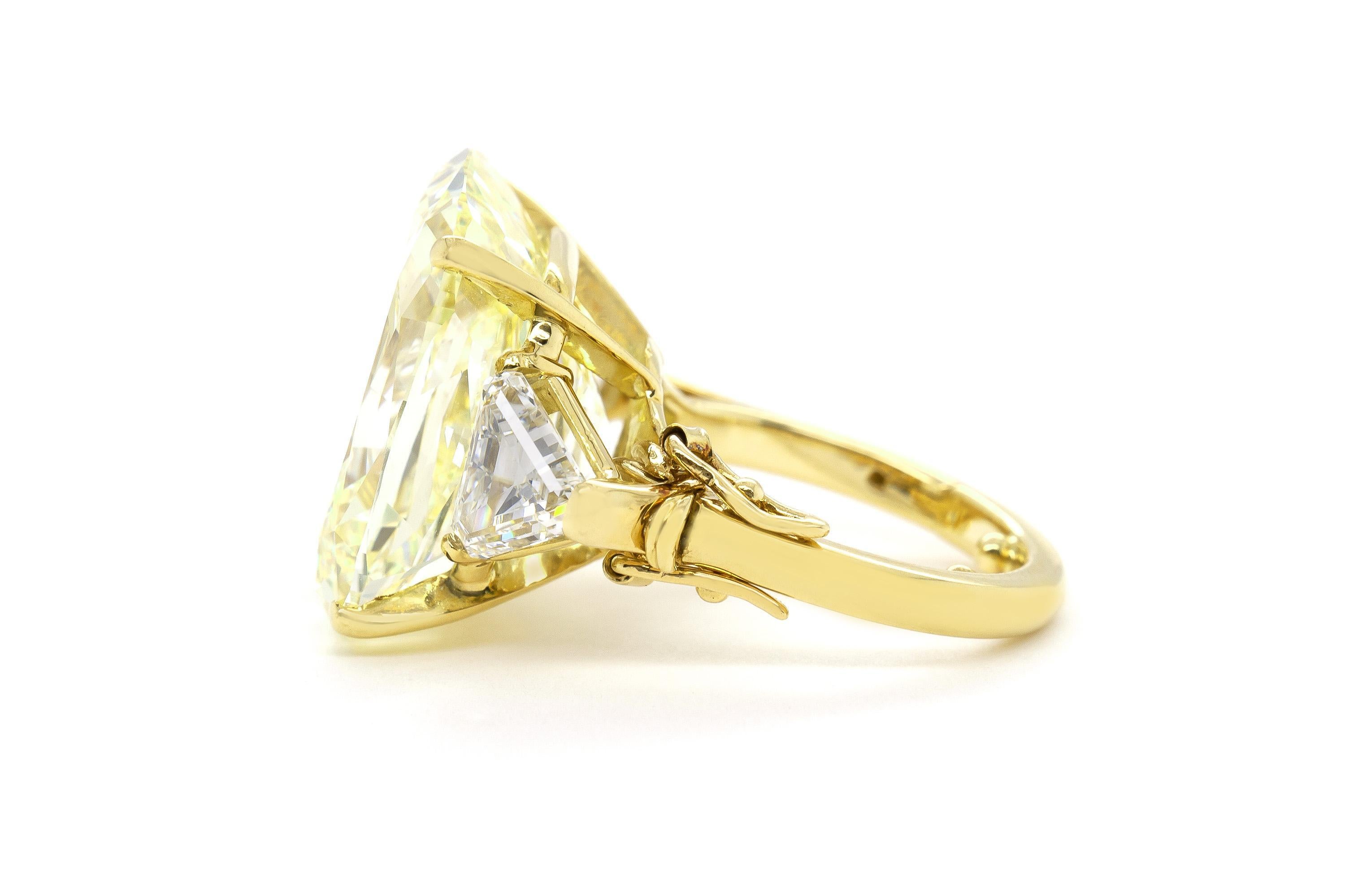 Finemente realizzato in oro giallo 18 carati con un diamante taglio cuscino certificato GIA, colore giallo fantasia, purezza VVS2, GIA#6177266012.
L'anello presenta due diamanti laterali con taglio a scudo.
Firmato da Van Cleef & Arpels
Circa anni