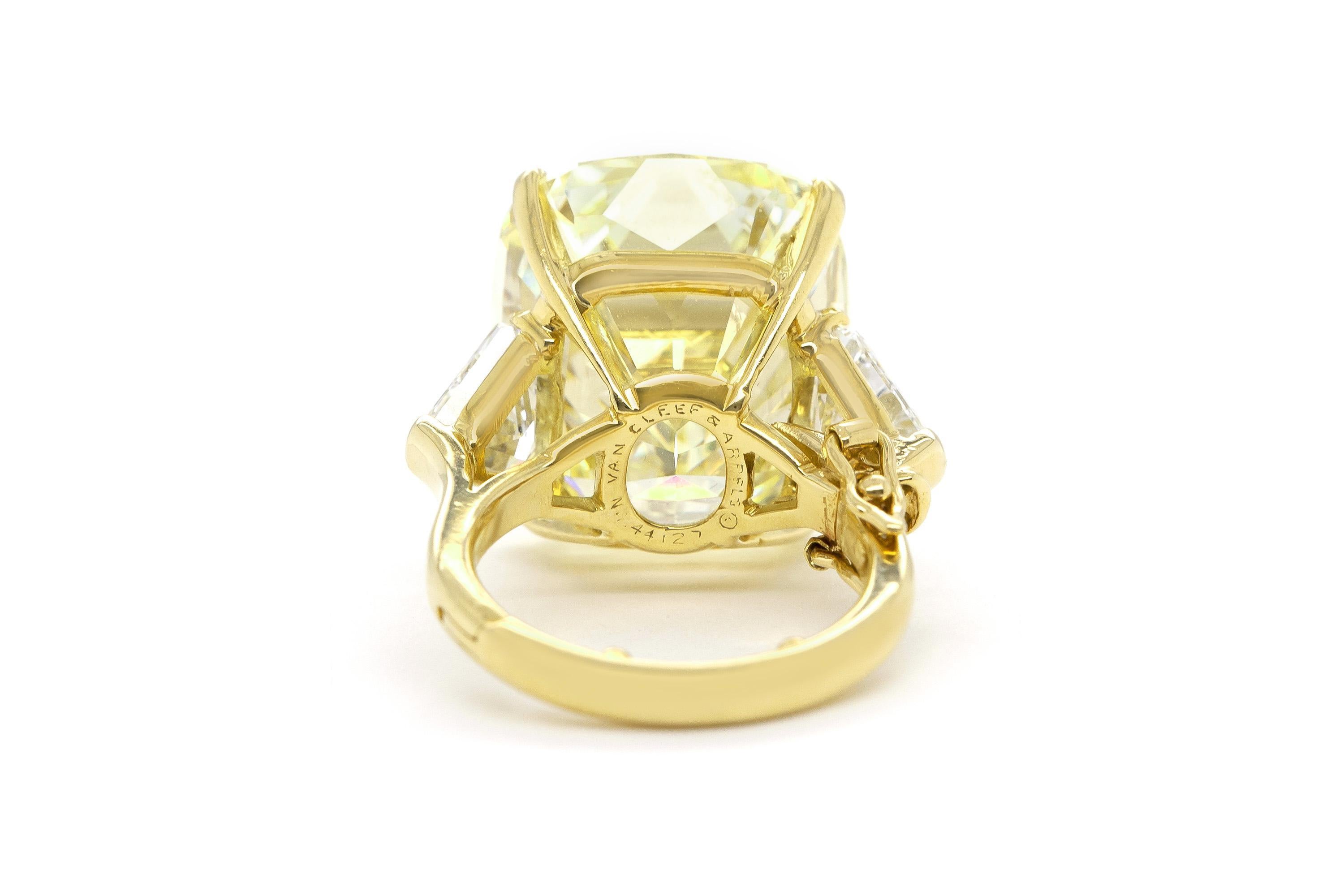 Taglio cuscino Anello con diamanti gialli taglio cuscino vintage anni '70 Van Cleef & Arpels 24,29 carati in vendita