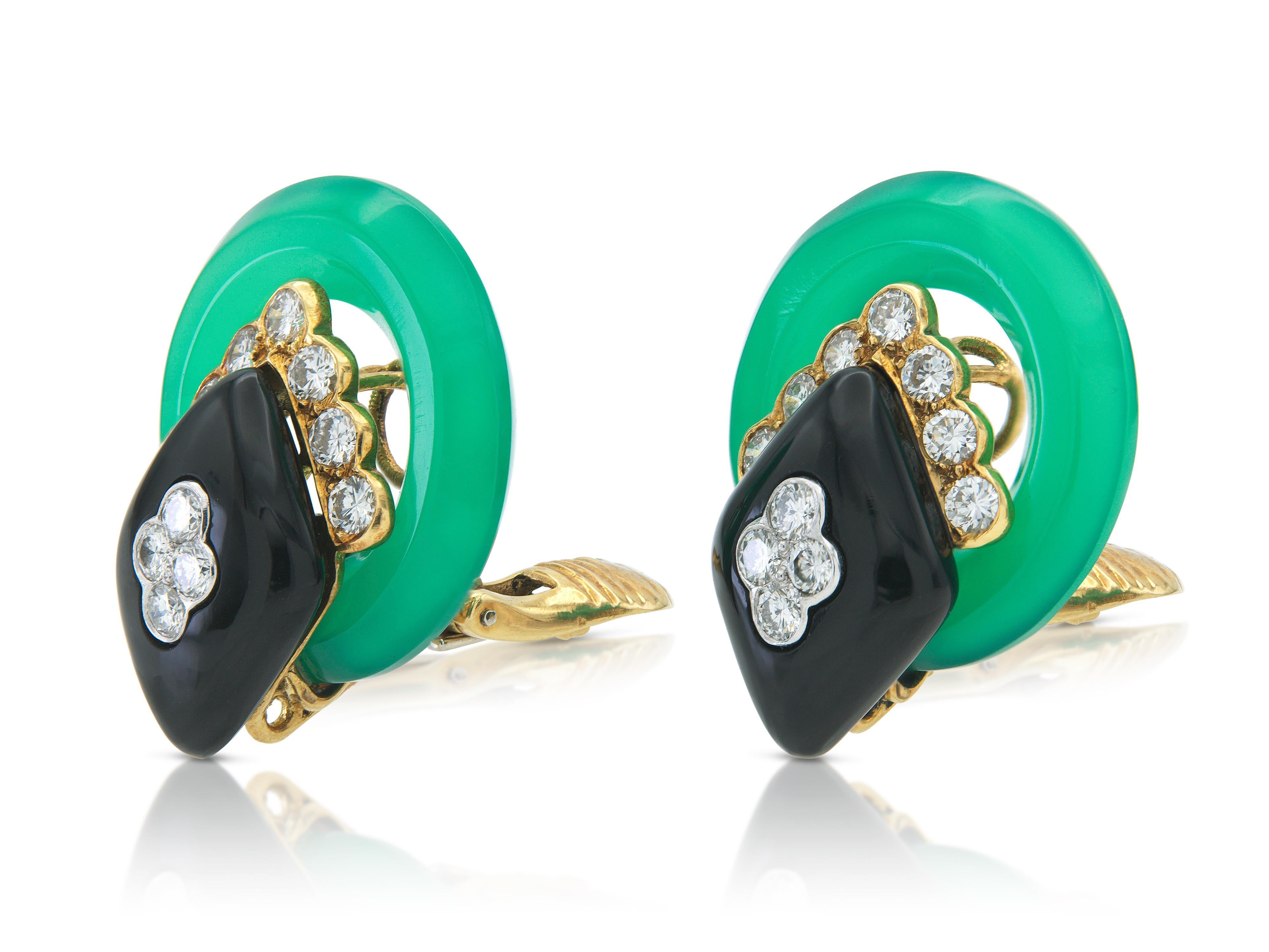 Finamente elaborada en oro amarillo de 18 quilates con crisoprasa, ónice y diamantes redondos talla brillante.
Firmado por Van Cleef & Arpels
Alrededor de 1970
Viene con su funda original.