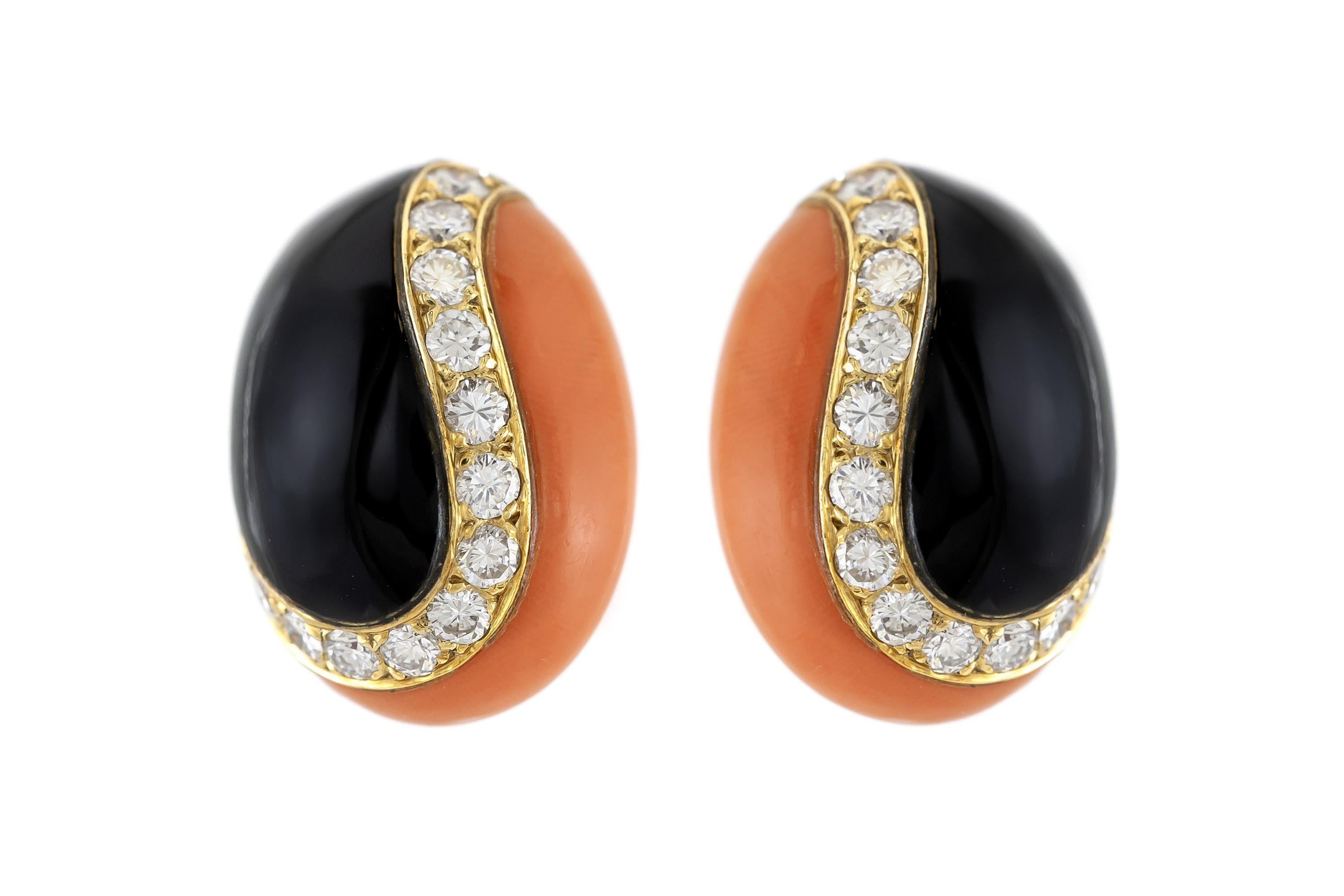 Armband, Ring und Ohrringe aus 18 Karat Gelbgold mit Koralle, Onyx und Diamanten im Brillantschliff.
Signiert von Van Cleef & Arpels
Circa 1970er Jahre
Ring Größe 3 3/4
Armband 6 1/2 Zoll
Ohrringe 1 x 5/8 Zoll