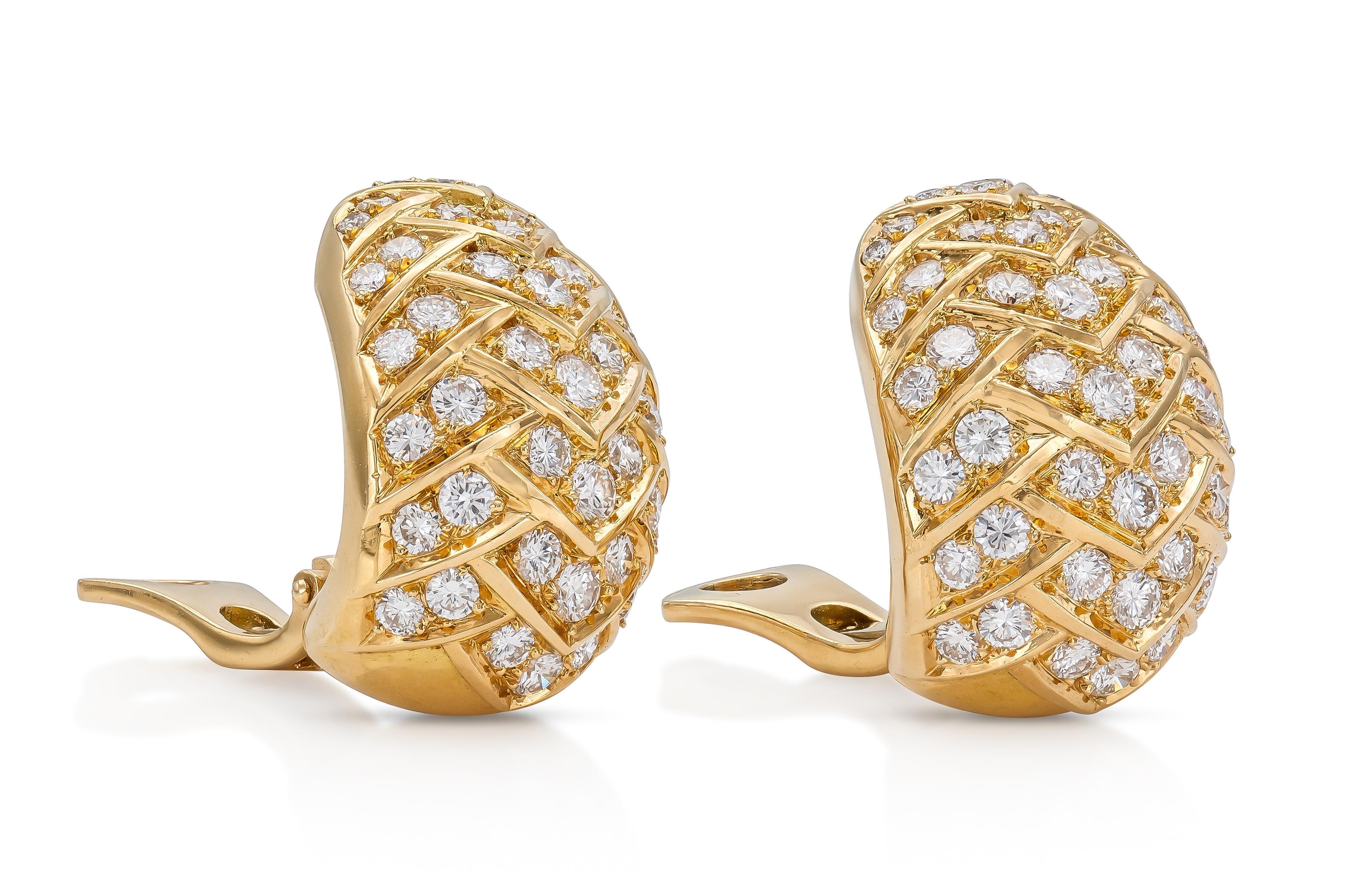 Fein gearbeitet in 18 Karat Gelbgold mit runden Diamanten im Brillantschliff mit einem Gesamtgewicht von ca. 6,00 Karat.
Signiert von Van Cleef & Arpels
Circa 1970er Jahre