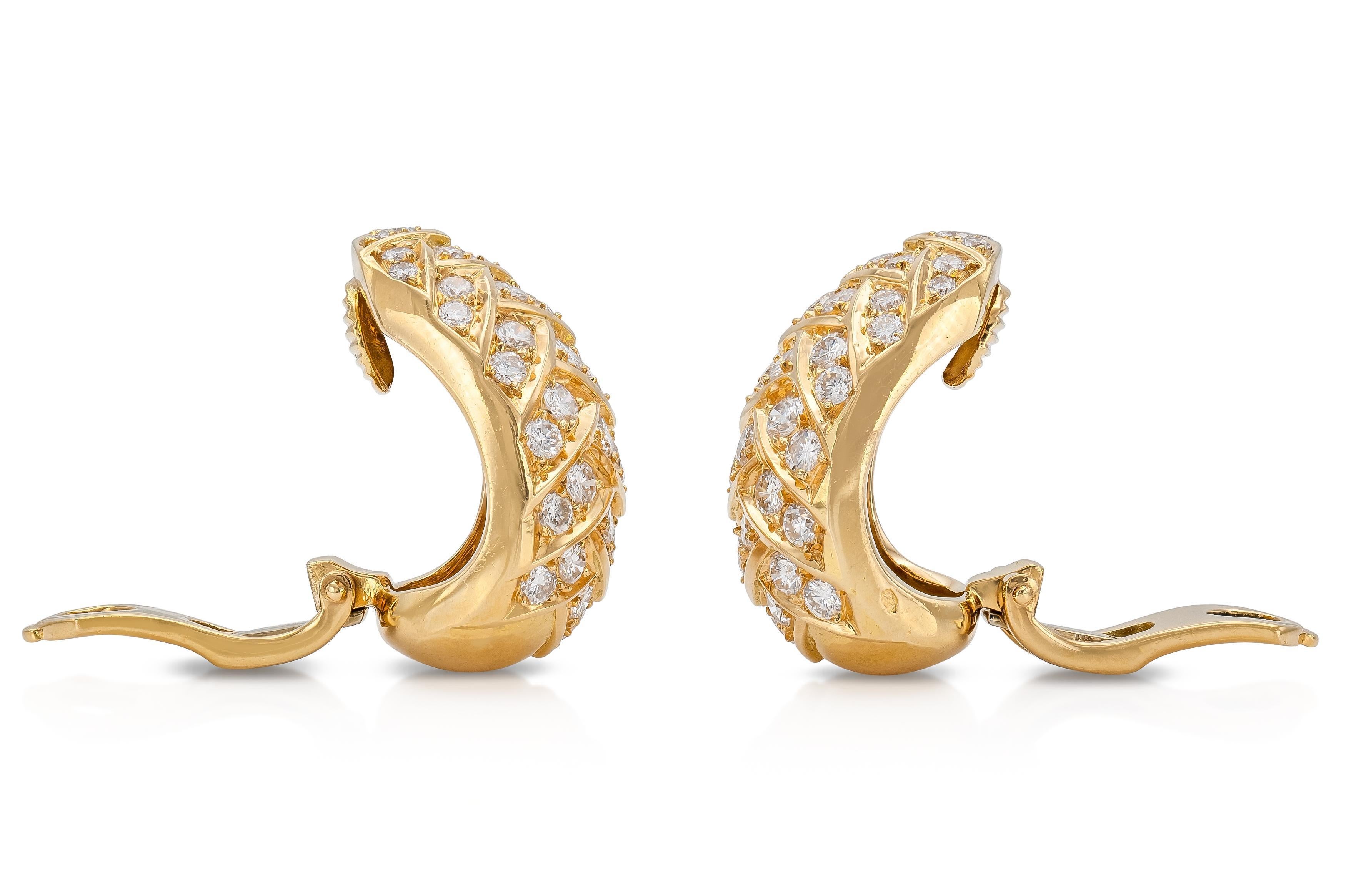 Van Cleef & Arpels Vintage 1970er Jahre Diamant-Bomber-Ohrringe (Rundschliff) im Angebot